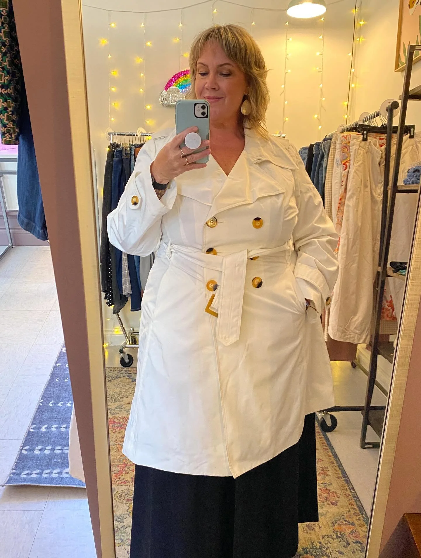 ✨NEW &amp; CUTE✨ lots of new pieces are in stock ready to be found! I couldn&rsquo;t help myself and had to try on this vintage creamy white trench-I love it! It&rsquo;s a 2X from London Fog😍DM me for info about any posted items or even better stop 
