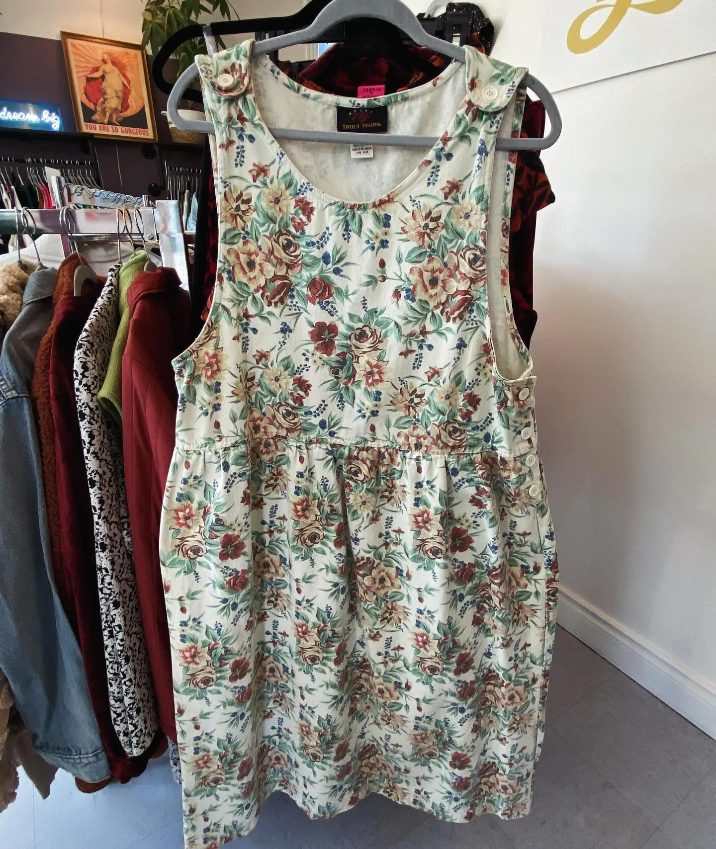 ✨Two little vintage cuties came in today and they are both adorable! Tagged size 18 (floral)and 1X (denim) Available in store only for now so come by and try them on! We&rsquo;ve got sooo much new Fall Inventory to discover!
.
.
.
#artemisplussize #f