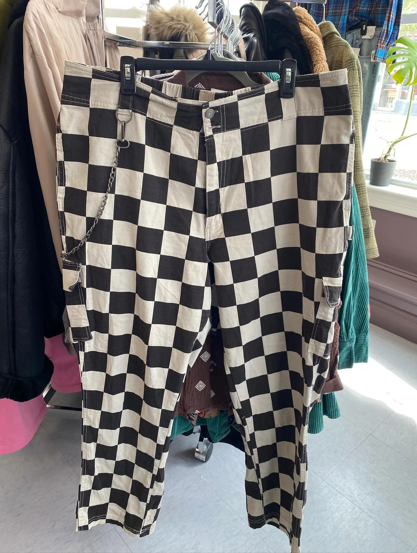 ✅Currently obsessed with these Sloane cargo pants from the amazing Girlscoutshop.  Their tag size 2X (18/20ish fit) I love the chain detail and perfect broken in feel ❤️They&rsquo;re special-available to the first lucky person who comes in store to c