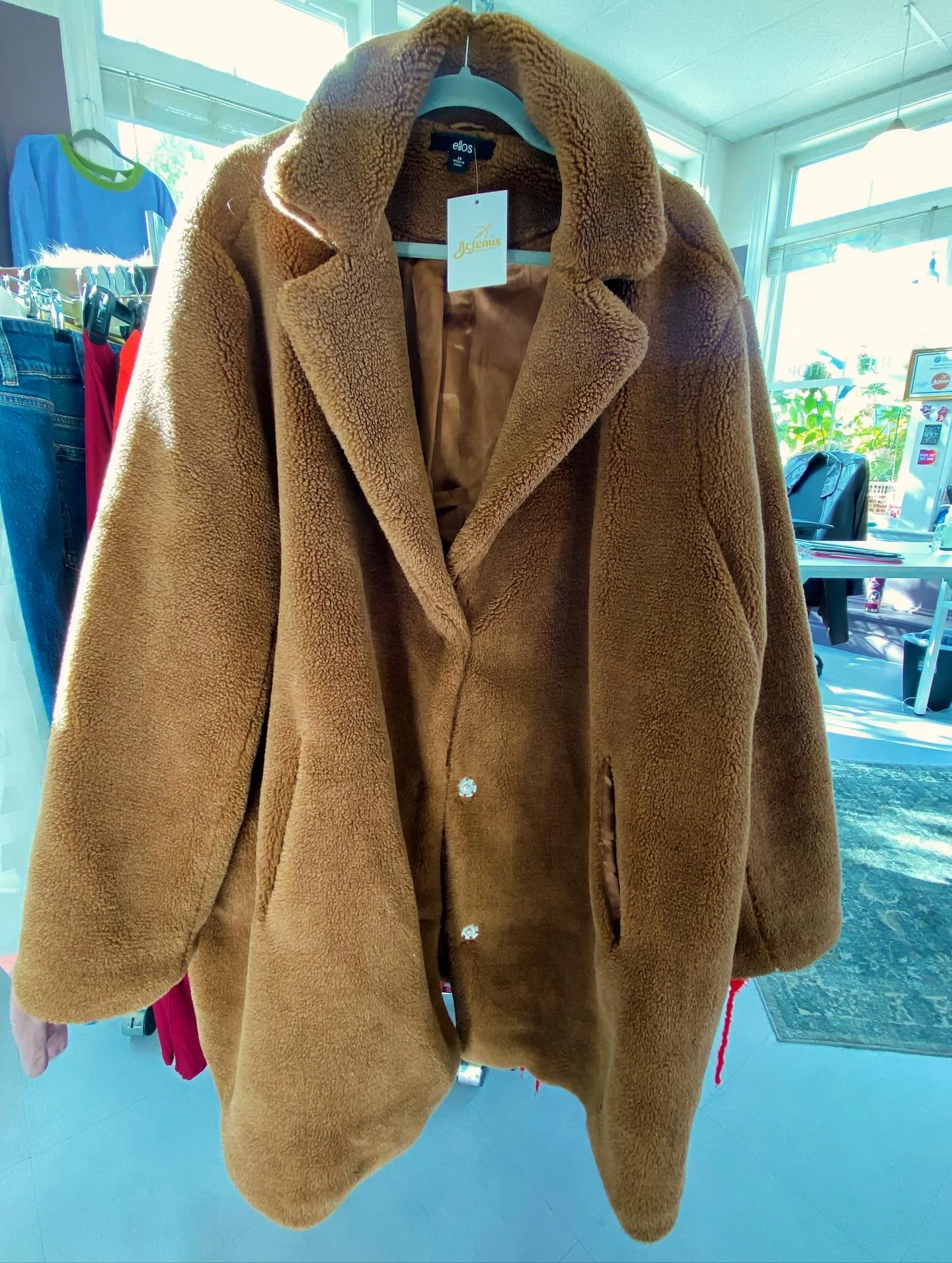 🍂Cozy weather is here and we&rsquo;ve got lots of great sweaters and jackets to keep you warm! Grab a friend and a coffee and come thrifting with us!
Open Th/Fri 11-4 and Sat/Sun 11-3✨
.
.
.
.
#artemisplussize 
#plussize #plussizestyle #fallstyle#si