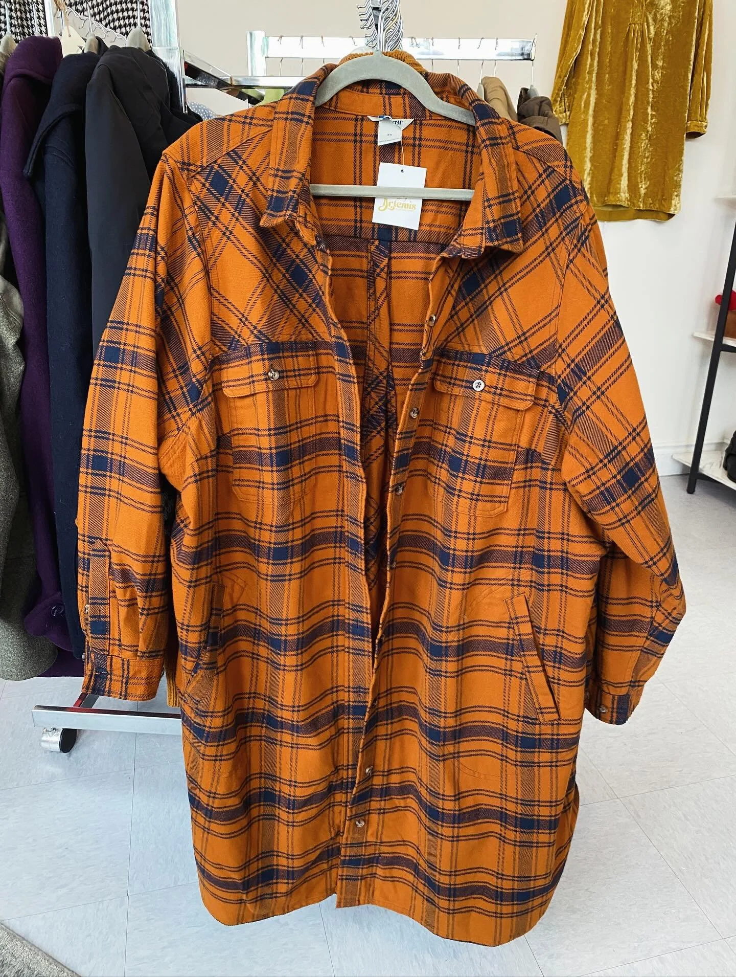 🌬️It&rsquo;s sweater weather so come by and try on some cozies. We&rsquo;ve got something you&rsquo;re gunna love! DM for more info on any pieces you like! 🔥
.
.
.
#artemisplussize 
#plussize #plussizestyle #fallstyle#sizeinclusivefashion #resalefi