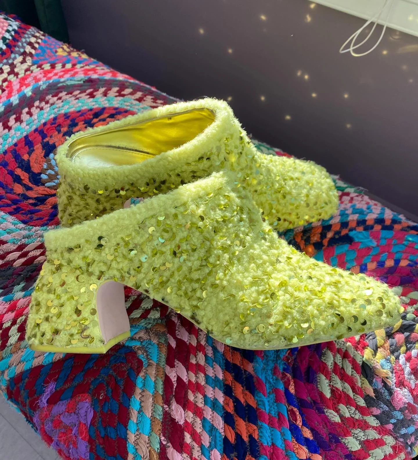 ✨Looking for your holiday ruby slipper (in chartreuse?!) These might be your dream! They are Circus by Sam Edelman, tagged size 9. $25✨💃
.
.
.
#artemisplussize #holidayshoes #sparklyshoes 
#plussize #plussizestyle #sizeinclusivefashion #resalefinds 