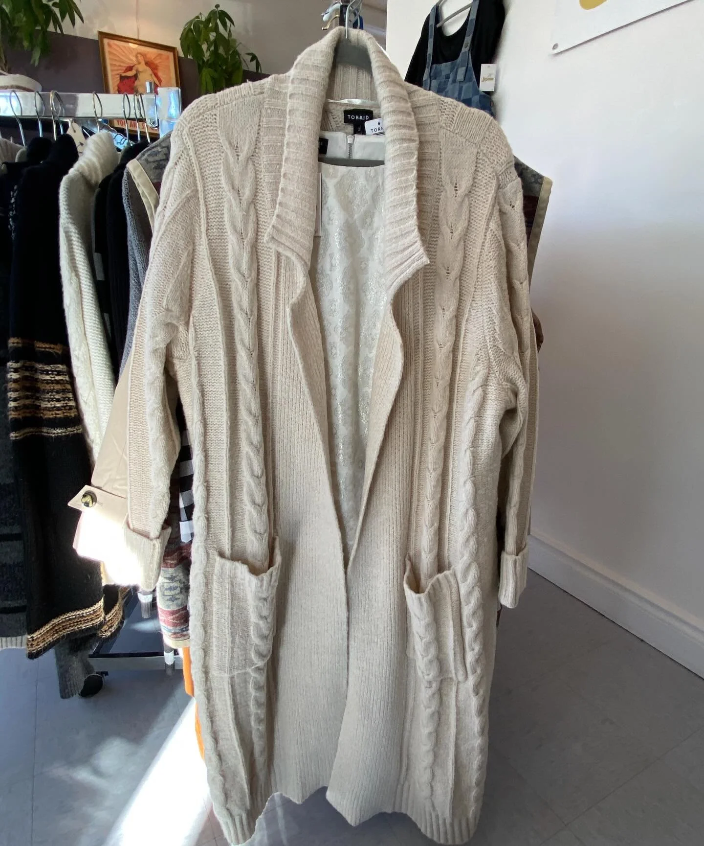 ✨Just a little comfy holiday look idea! Mix one sparkle piece into your comfy faves just to feel a little but dressed up! DM for more info about any of these pieces!✨🎄
.
.
.
#artemisplussize #holidayplussizeoutfit 
#plussize #plussizestyle #fallstyl