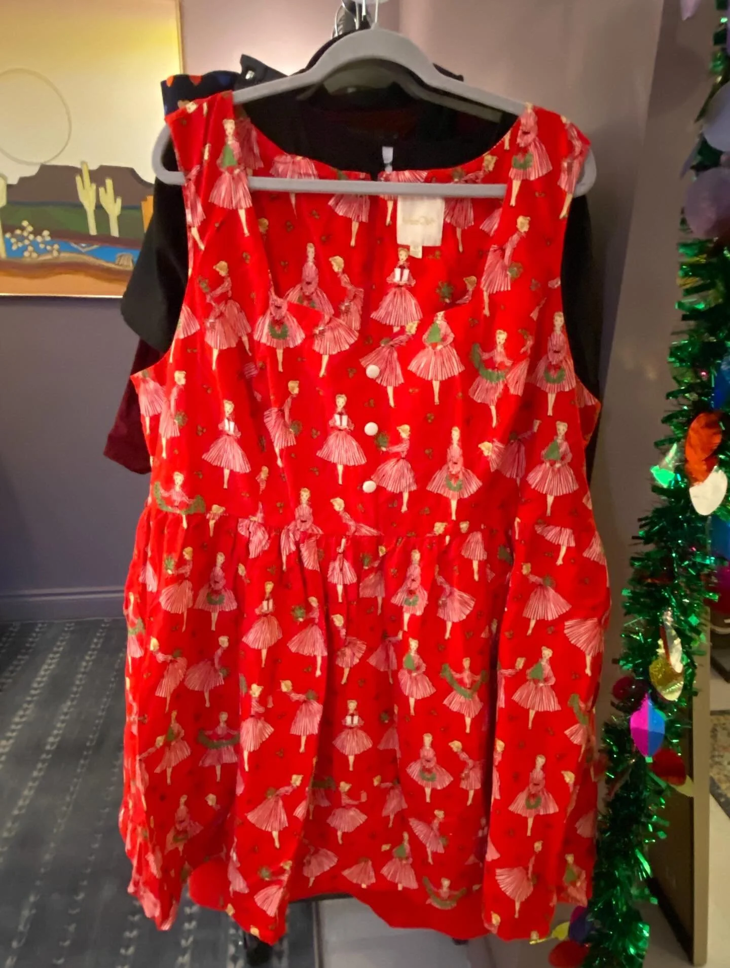 ✨🎁🎄This little cutie just landed and she&rsquo;s absolutely precious! Tagged a 4X from ModCloth, fit could work for 3/4x. Come try her on for your holiday festivities!
.
.
.
#artemisplussize #mainesmallbusiness 
#plussize #plussizestyle #holidaydre