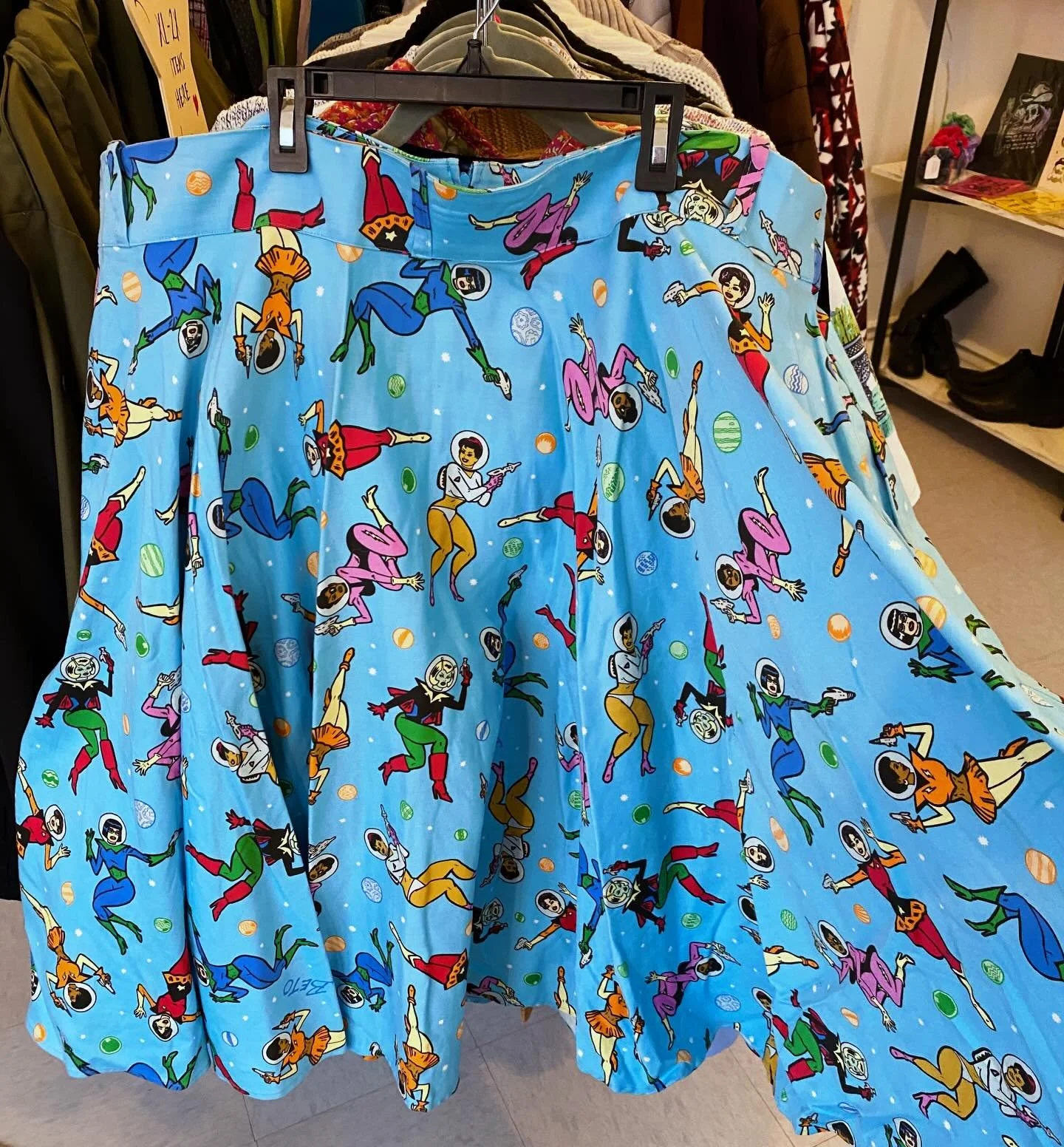 🚀I just can&rsquo;t with this print😍🥰If you love space babes as much as I do, fly over to the shop and snag this gorgeous swingy skirt from Pinup Couture.  Tagged a 4X- could work for 3/4Xish. Zip back, pockets! No holds, we are open 11-3 Sat &amp