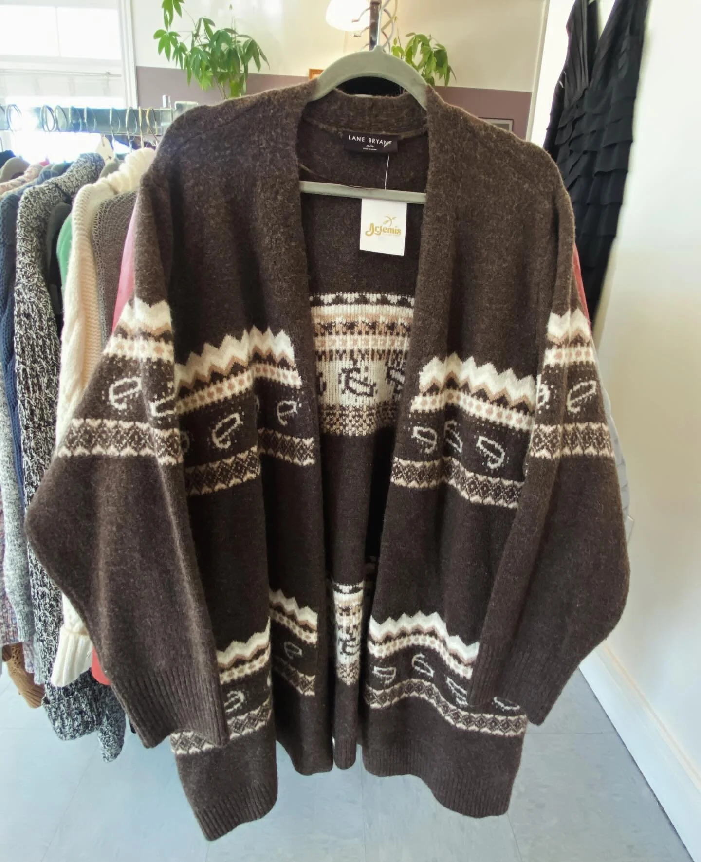 ✨We have so much CUTE stuff ready to be found! Come by this weekend we&rsquo;re open 11-3 both Sat &amp; Sun!✨DM fmi on anything you like!
.
.
#artemisplussize #plussizethrift #mainesmallbusiness #sizeinclusiveboutique