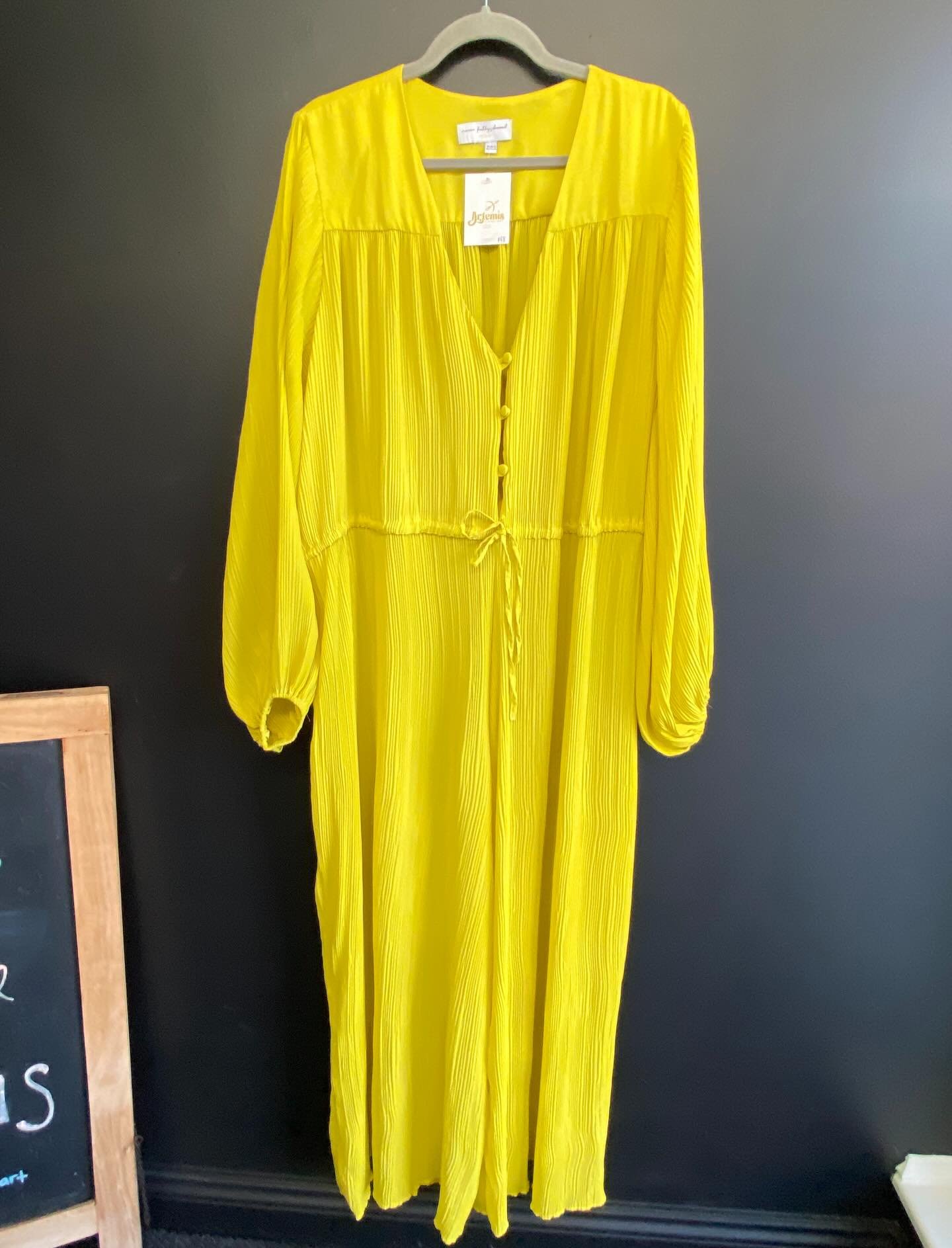 🌈Why not add a little more color to your closet with something cute from Artemis? We&rsquo;re open Th&amp;Fr 11-4 and Sat&amp;Sun 11-3✨
.
.
#artemisplussize #plussizeboutique #plusthrift #mainesmallbusiness