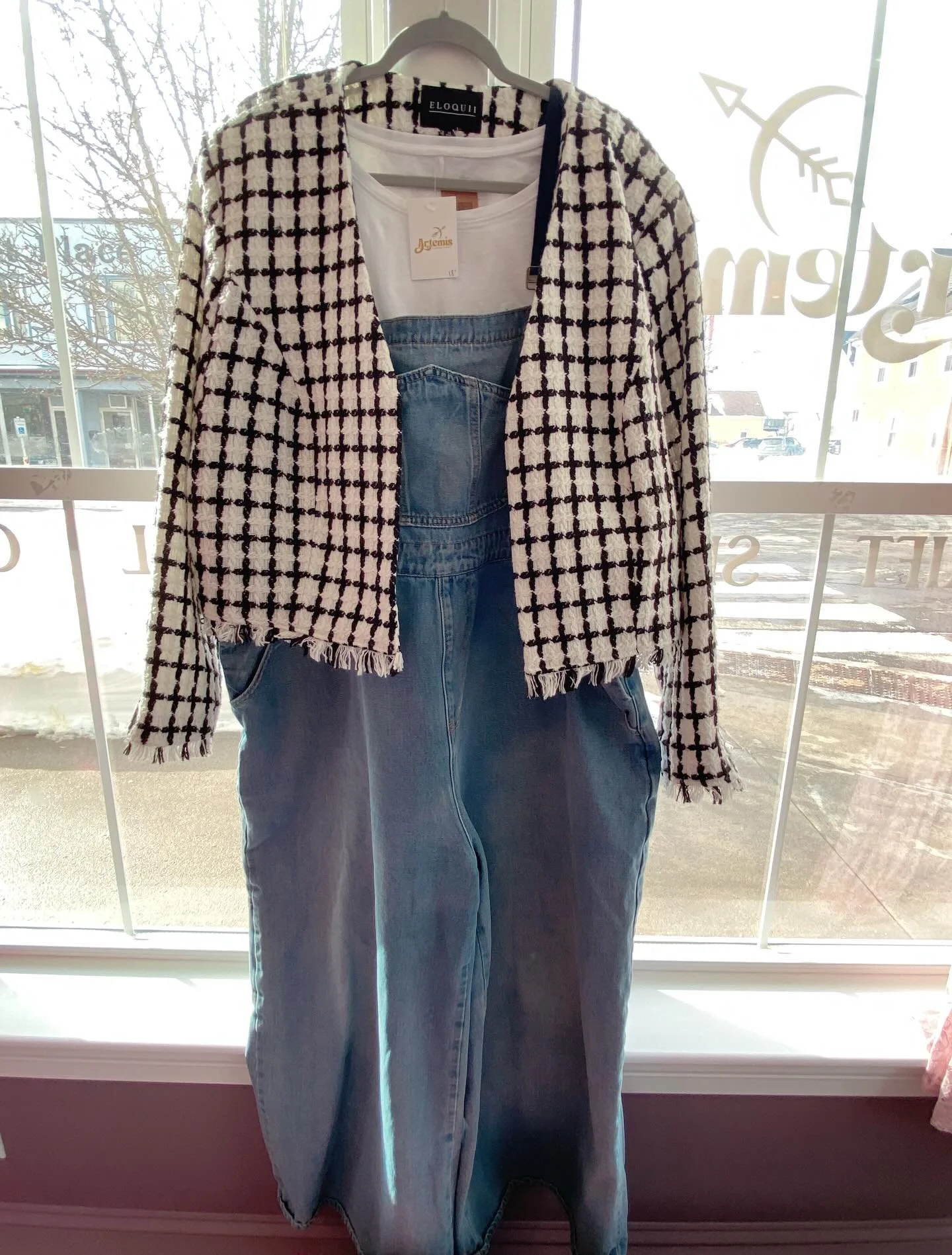 ✨Love an easy fit ready that&rsquo;s all ready to go home with you! Overalls are 22/24ish fit, jacket 3/4x. DM me if this look is yours!😍❤️
.
.
#artemisplussize #coolgirlstyle #plussizelook #mainesmallbusiness #plussizethrift