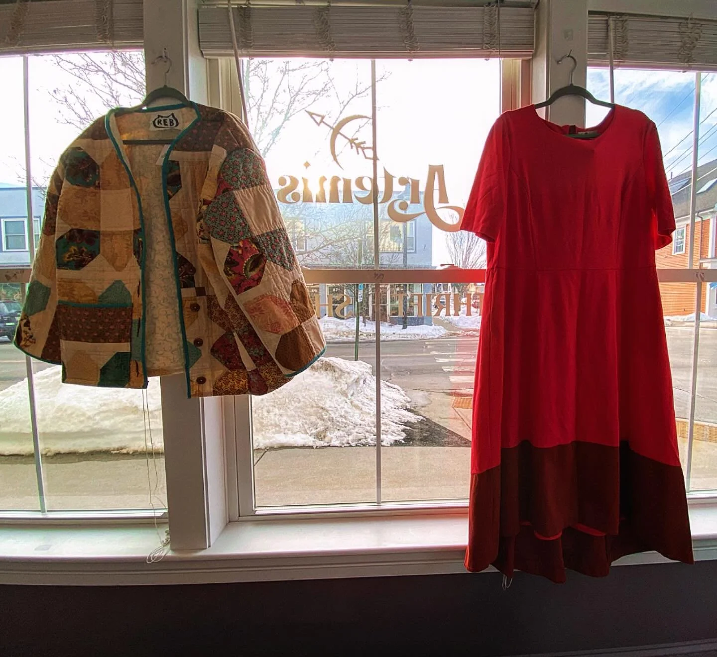 Golden hour💛The shop is loaded up so stop by this weekend! Open 11-3 Sat&amp;Sun
.
.
.
#plussizeboutique #mainesmallbusiness