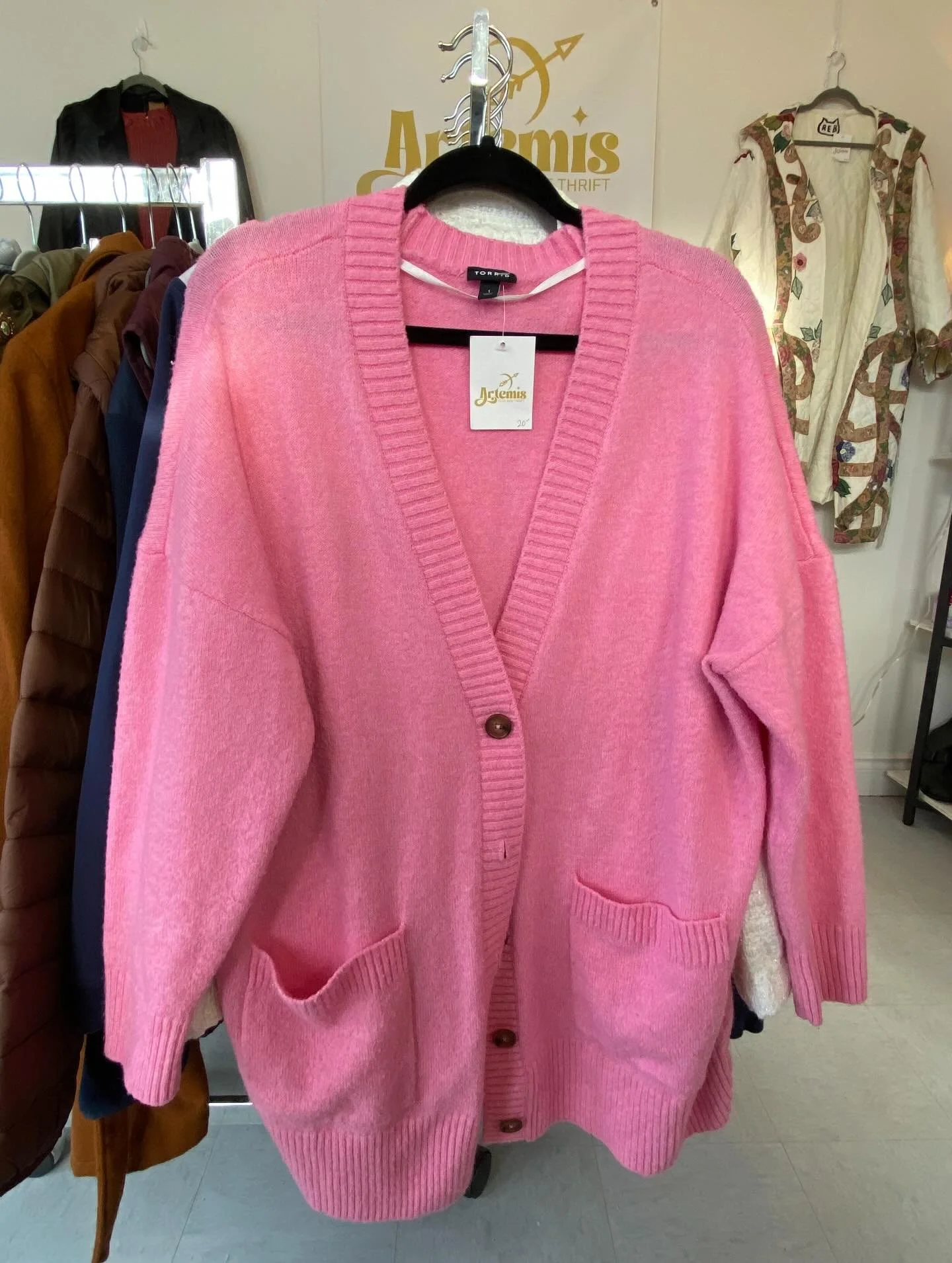 ❤️ Happy Val/Galentine&rsquo;s Day! There&rsquo;s a lot to fall in love with in the shop! Stop by or DM me about any pieces you like!
.
.
.
#artemisplussize #plussizethrift #secondhandstyle #mainesmallbusiness