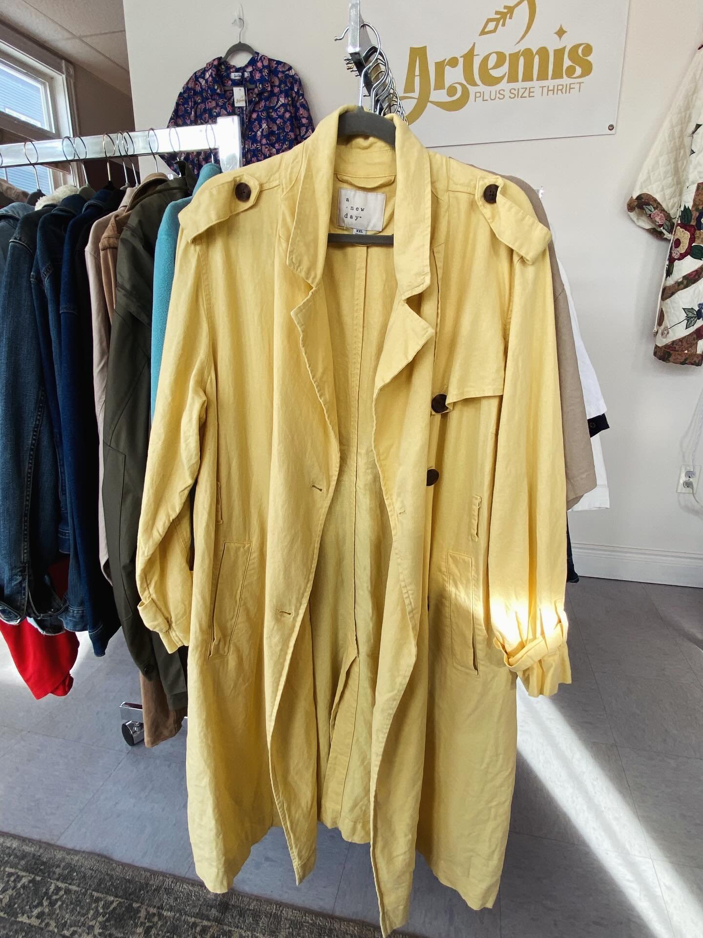 ✨SPRING has sprung here in the shop!  Today we rolled out over 40 new spring pieces and they are ready and waiting for you! ☀️🌷 I love the change in our inventory with each season, trading in all the fuzzy sweaters for breezy cotton, linen and lots 