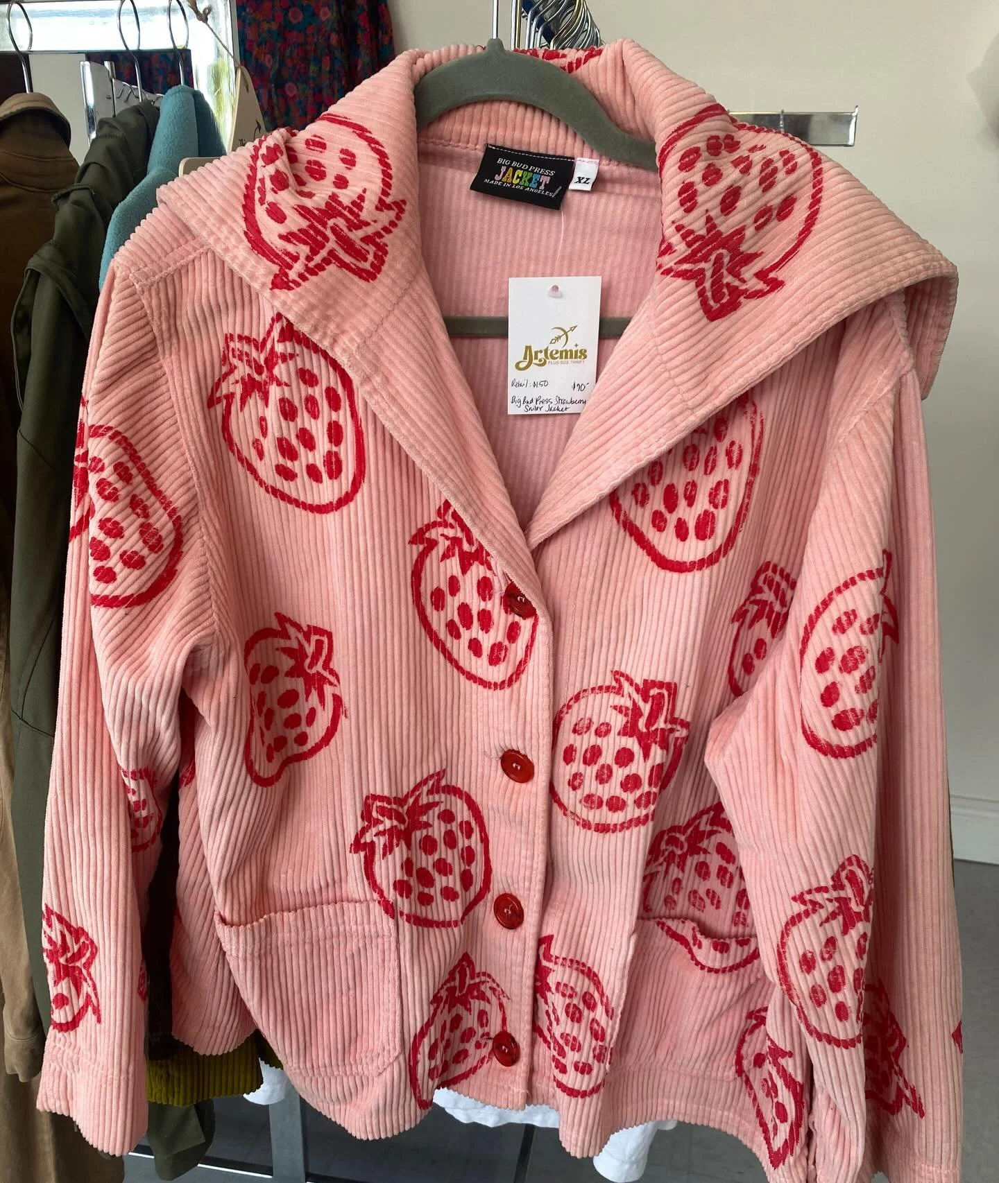 🍓oh please- this is too cute! Come try on this Big Bud Press sailor jacket- fit is XL/1X ish.  Available in store only for now/no holds. ✨✨
#artemisplussize #plussizejackets #plussizethrift #mainesmallbusiness