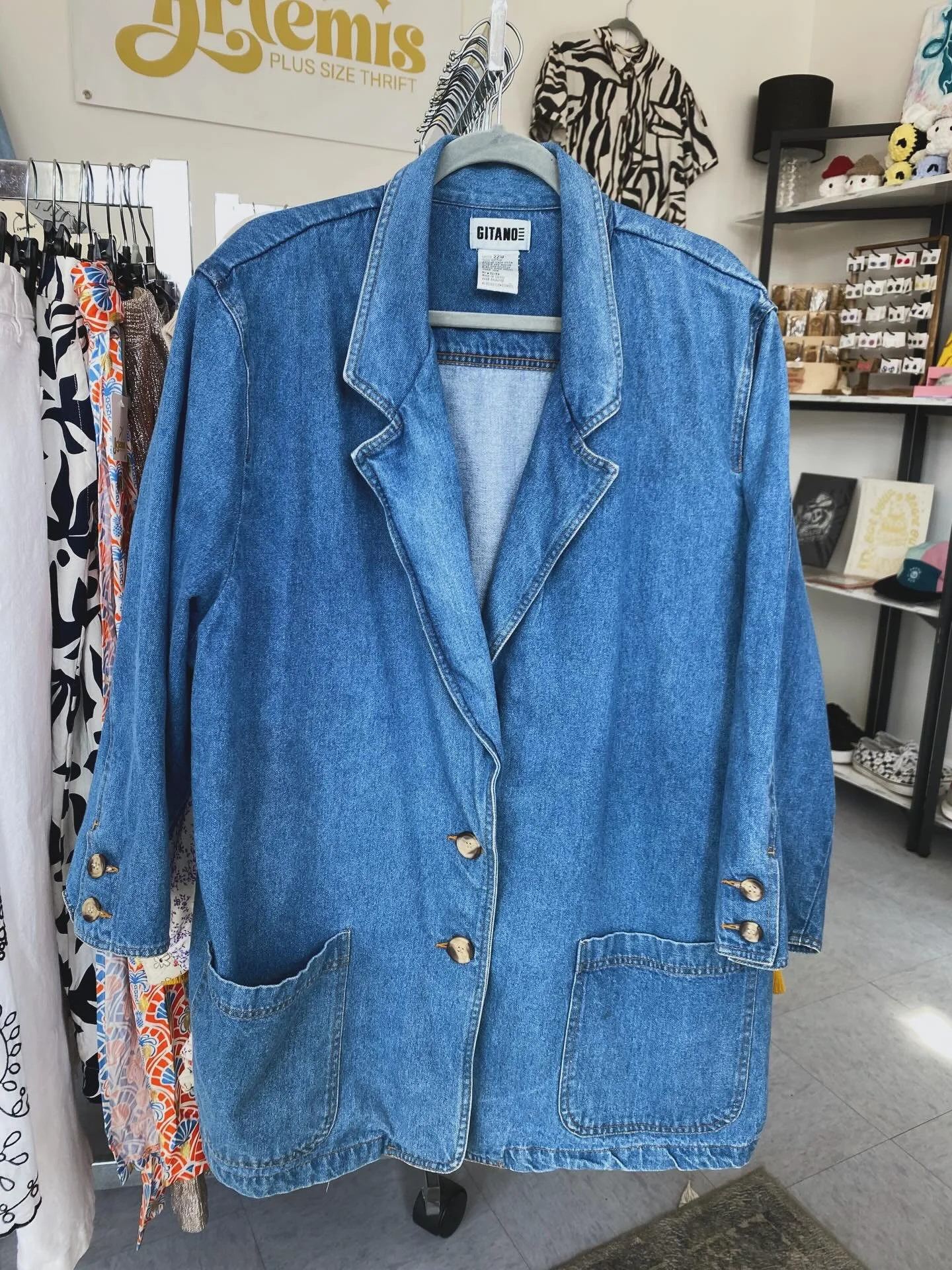 Check out this vintage Gitano jean blazer!✨😍She&rsquo;s ready to go along with lots of other sweet, new items! Stop by we&rsquo;re open Saturday and Sunday 11-3✨
#artemisplussize #plussizeinspo #plussizethrift