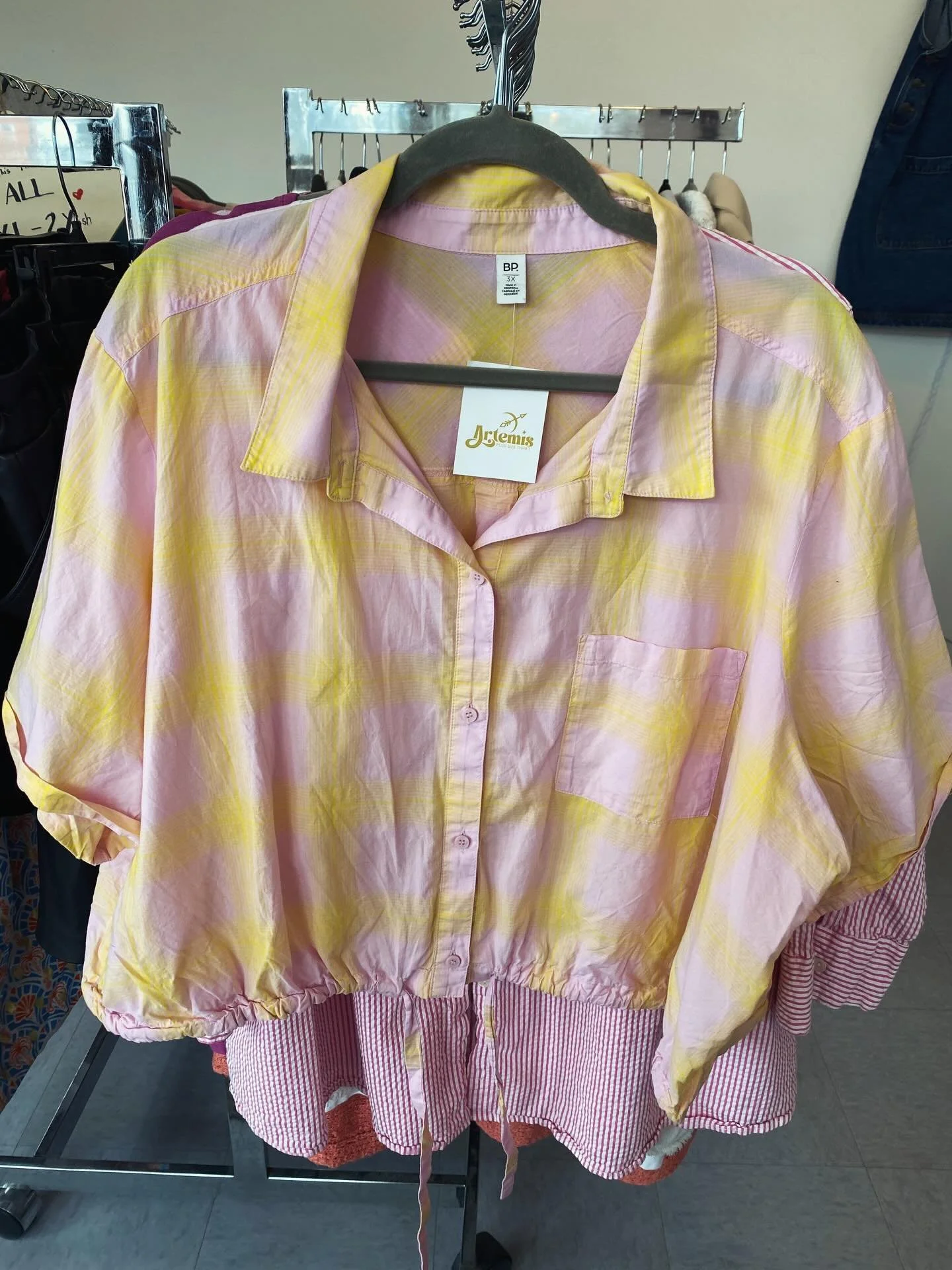 ✨NEWBS✨Yes, more NEW pieces are here for the weekend! Swing through and check out what we&rsquo;ve got- the racks are full and we&rsquo;d love to see you!
💗Open Saturday &amp;Sunday 11-3💗
#artemisplussize #secondhandstyle #plussizethrift