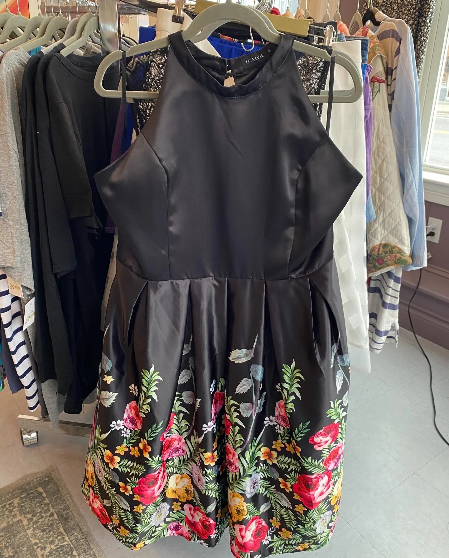 🖤I love a lil dressy vibe✨✨DM me fmi on any of these available pieces!
#artemisplussize #plussizeboutique #mainesmallbusiness