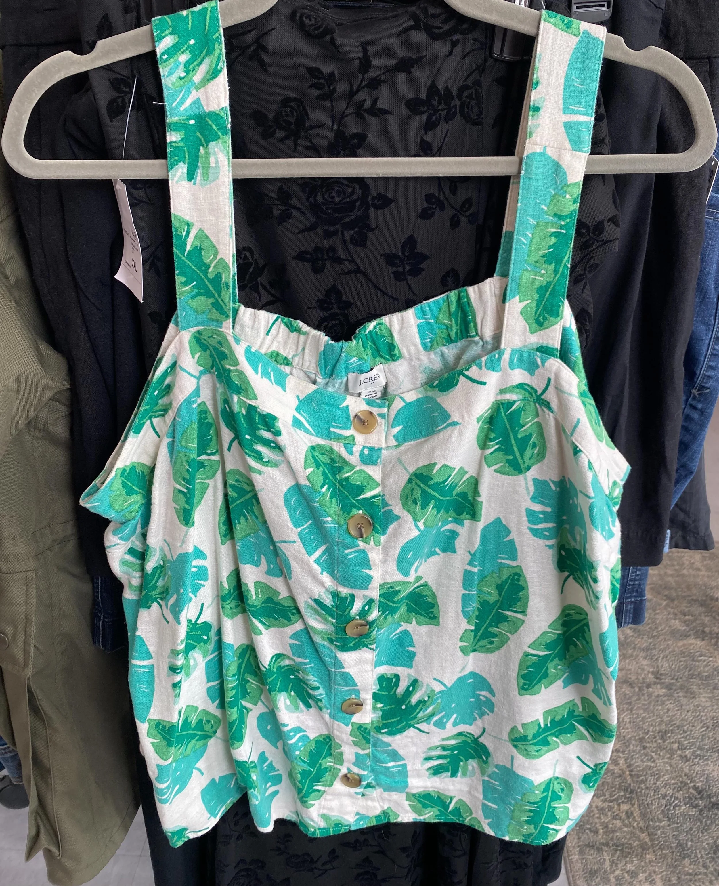 💗Prints! 🙌😍If you love a funky print we&rsquo;ve got them! Stop by and find one for yourself!
⚡️OPEN
Thurs/Fri 11-4
sat/sun 11-3

#artemisplussize #plussizethrift #secondhandshop #mainesmallbusiness