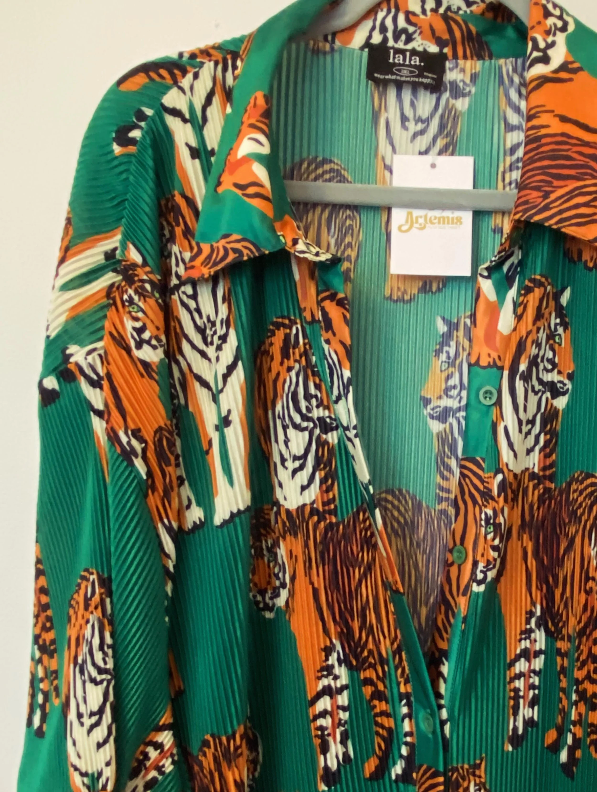✨I&rsquo;ve pulled from my own closet and I&rsquo;m letting go of two LA brand Lala pieces that I&rsquo;ve loved for the past few years but are ready to pass on to YOU!  The tiger print maxi is a button front, short sleeve shirtdress in their signatu