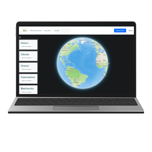 Pantalla de computadora portátil mostrando un mapa del mundo con diferentes categorías ambientales a la izquierda, como naturaleza, clima, océanos, comunidades y biodiversidad.