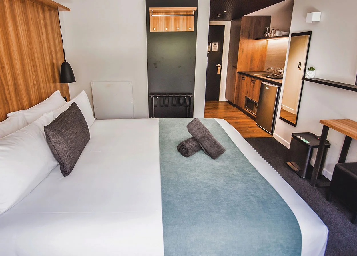 Hotel queen-studio-main.jpg