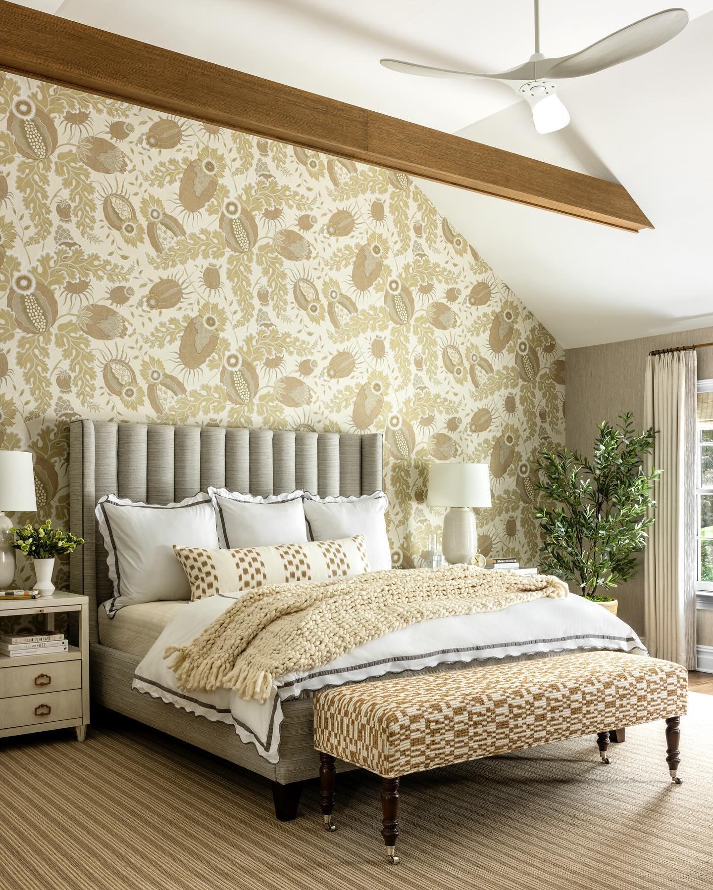 Primary Bedroom transformation! This renovation included custom built ins, a new stone fireplace, seating area, and beautiful wood beams. Swipe 👈 to see the Before&rsquo;s!
📸 @andrewfraszphoto 

#primarybedroom #renovation #wallpaper #florals #text