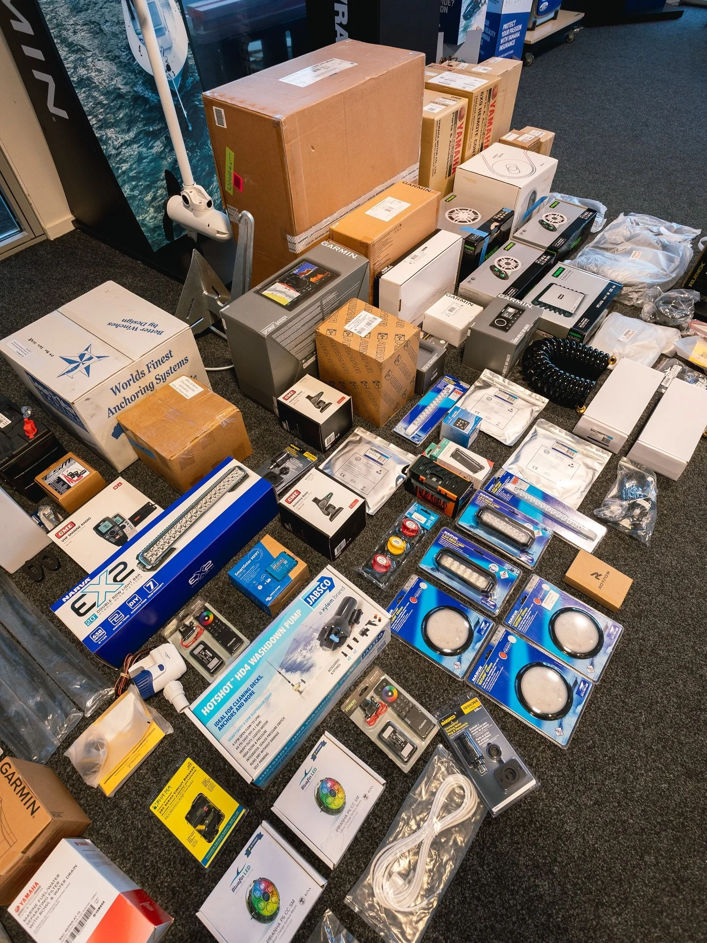 👉 WIP: RH770 edition 🤙
⚡️ Next Senator fit up in the workshop is RH770 ‘Dusty Moorings’
1️⃣ Here’s (almost) everything that’s going into the boat. Looks impressive all laid out, but does scare the techs a bit 😬😬
2️⃣ Jak