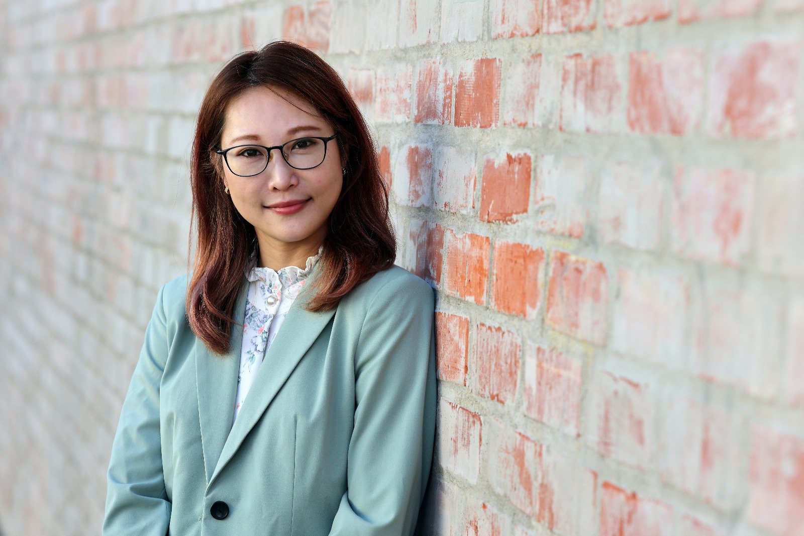 A therapist who provides virtual therapy in California and is bilingual in Mandarin