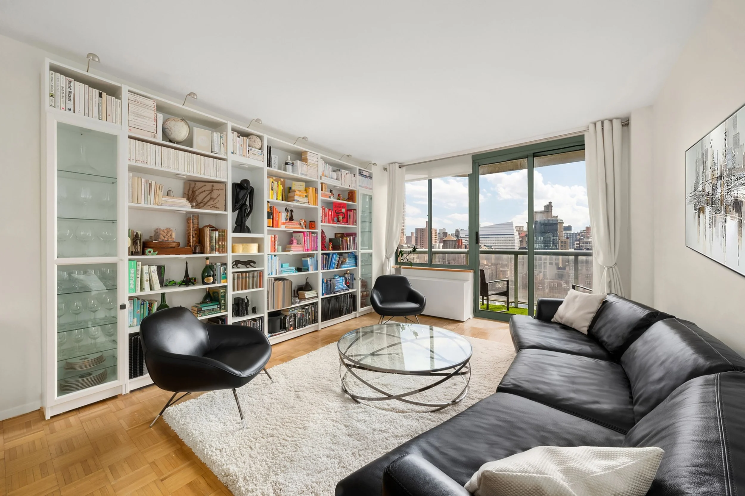 127 E 30TH 16D LIVINGROOM 1 WEN SHI DOUGLAS ELLIMAN.jpg
