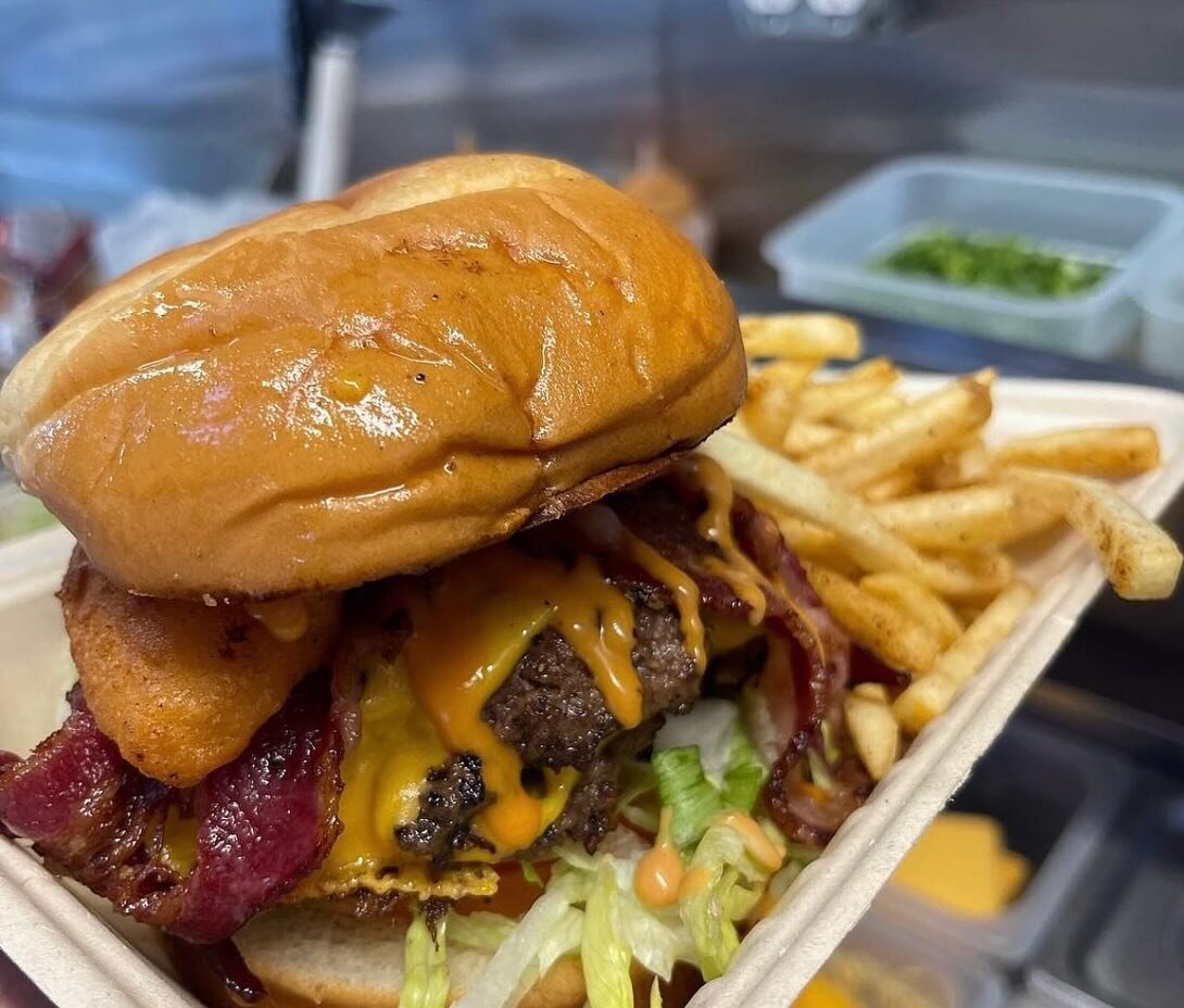 T H U R S D A Y - 2/1 🗓️

JUICY burgers 🍔, crispy chicken wings 🍗, &amp;  SO much more 🍟 @bayarea_munchiez is serving up ALL the classics this week!

Let us handle your lunch 🍴

L U N C H
⏱ 11:00am - 2:00pm
📍1001 Harvey Dr. Walnut Creek (Avalon