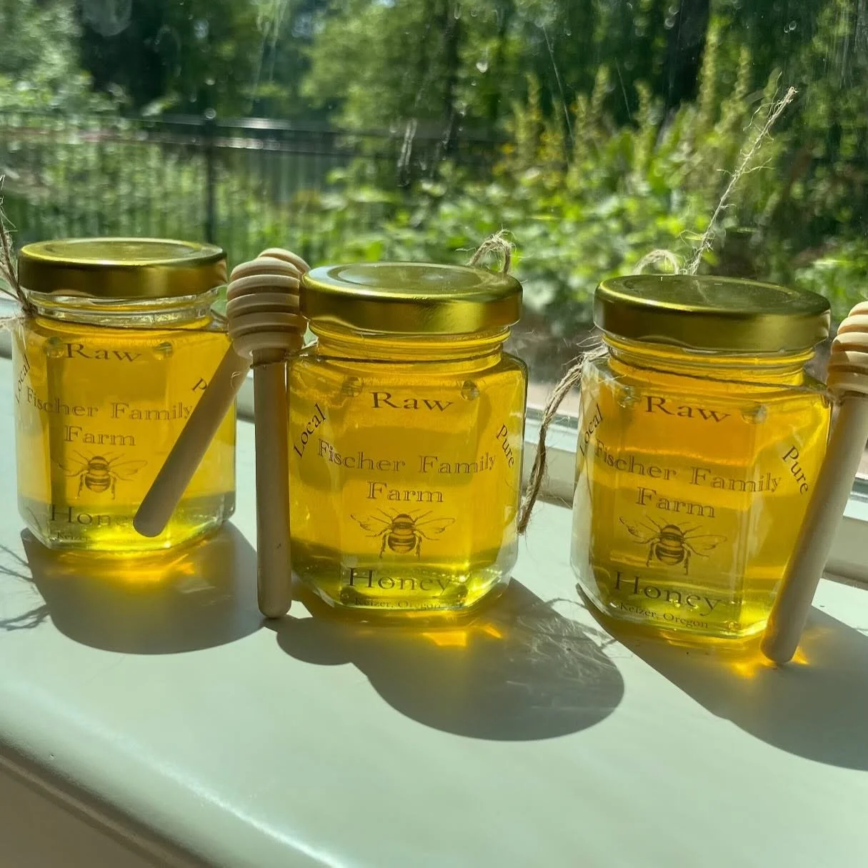 This weekend in limited supply we will have spring honey available! 🍯🥳 and more to come. 
Open Friday-Sunday from 10am to 2pm. 
.
.
.
.
#honey #keizeroregon #farmstand #farmstore #apothecary #pnw #salemoregon #homestead