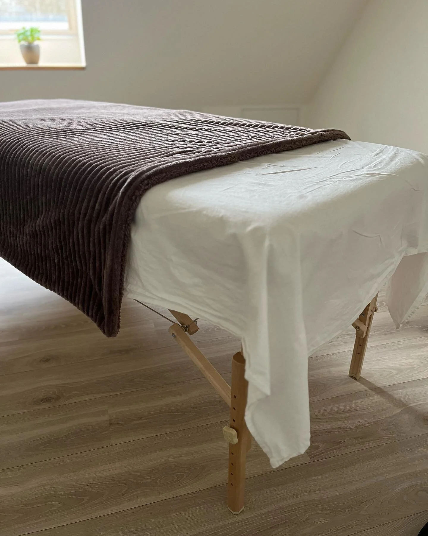 Hvordan foreg&aring;r en kropsterapeutisk behandling hos mig? 

Behandlingen starter oftest med en samtale om hvor du er i dit liv, hvad der fylder i dit liv og evt. hvor kroppen larmer.

Herefter forts&aelig;tter behandlingen p&aring; briksen under 