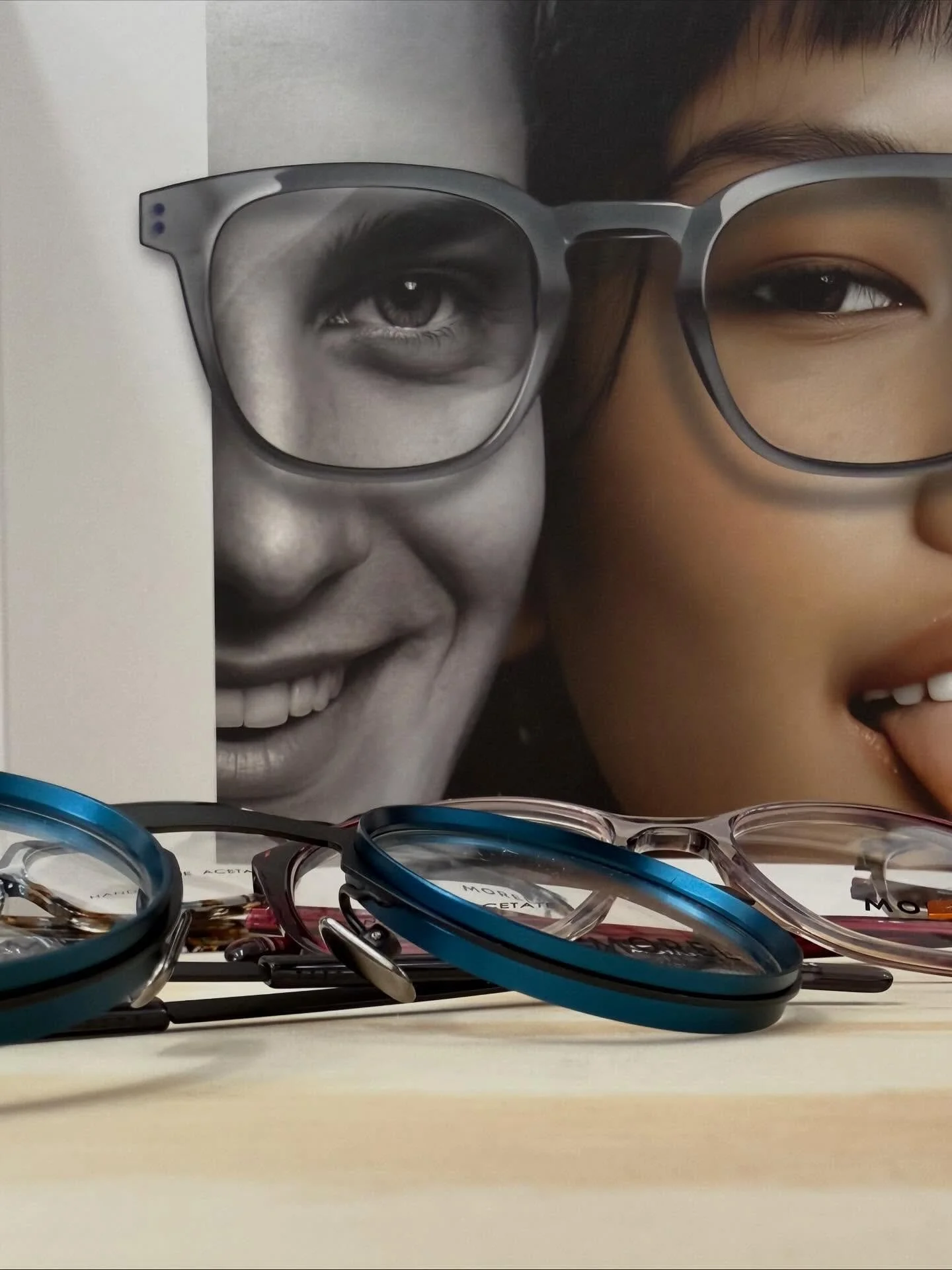 M&eacute;g egy kis Morel j&ouml;het?
Ez a kerek k&eacute;k csoda pillanatok alatt gazd&aacute;ra tal&aacute;lt 🔥 de szerencs&eacute;re az&eacute;rt m&eacute;g bőven van az &uacute;j k&eacute;szlet&uuml;nkből.
#morelm&aacute;nia #moreleyewear #egyenl