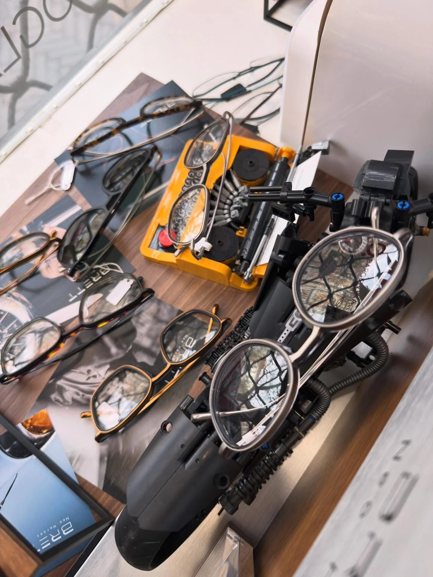 Brett Eyewear dominancia a kirakatunkban⚡️
Az idei &eacute;v&uuml;nk egyik nagy b&uuml;szkes&eacute;ge, hogy elől&eacute;pt&uuml;nk Brett Hero Dealer forgalmaz&oacute;v&aacute;.

&Eacute;s hogy ez mi&eacute;rt j&oacute; nektek is?
⚡️ Kelet-Eur&oacute