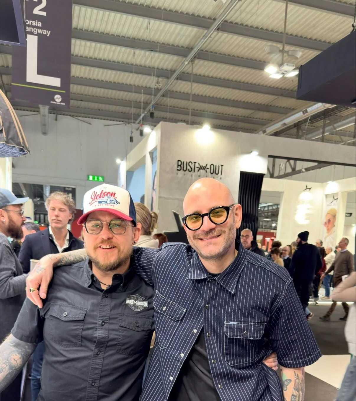 Ha MIDO, akkor nem maradhatott ki a tal&aacute;lkoz&aacute;s az Einstoffen csapat&aacute;val🤜🤛
Jelentem tov&aacute;bbra is igen j&oacute;fejek, az &uacute;j kollekci&oacute; pedig t&ouml;bb, mint meggyőző!
Hamarosan mutatom sztoriban, mire sz&aacut