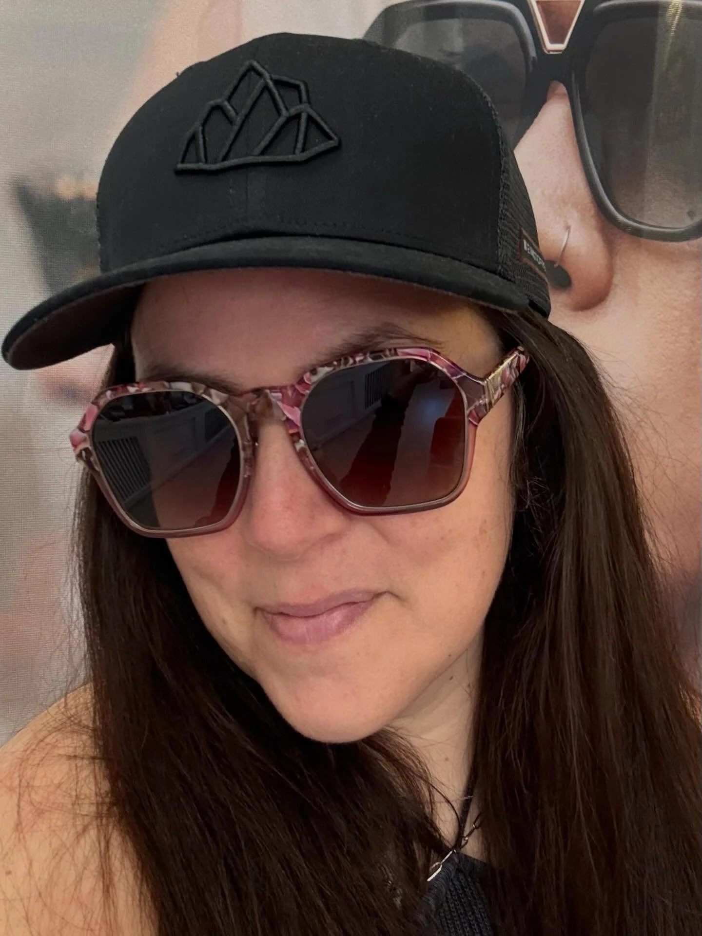 ☀️☀️☀️
Itt a tavasz, yee! Ennek &ouml;r&ouml;m&eacute;re megs&uacute;gom, hogy a tavalyi Einstoffen napszem&uuml;veg k&eacute;szlet&uuml;nkből kettő m&eacute;g &uacute;j gazd&aacute;j&aacute;ra v&aacute;r..
..akci&oacute;s &aacute;ron🫣

Ha megmozgat