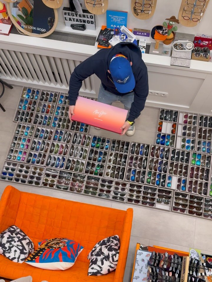 🦜MAUI JIM🦜
Tibi bemutatja micsoda boldogs&aacute;g t&ouml;bb sz&aacute;z Maui Jim napszem&uuml;vegből megtal&aacute;lni az igazit.
Szombatig v&aacute;runk a soooook sok napszem&uuml;veggel!
#mauijim #egyenlől&aacute;t&aacute;sm&oacute;d #budapest #