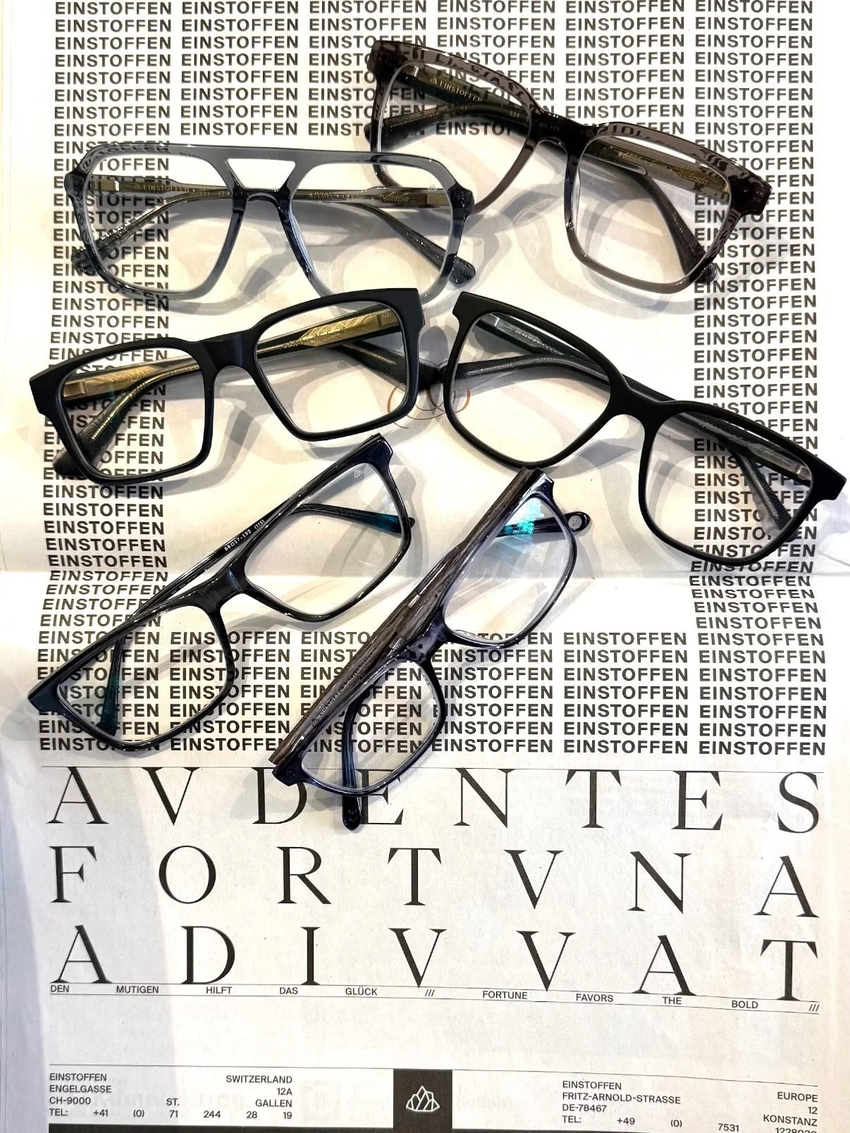 A sok sz&iacute;nes keret ut&aacute;n landolt a boltban egy adag mark&aacute;ns fekete / s&ouml;t&eacute;t Einstoffen is.

Kedvencem a #discotiger ⚡️ lapozz, hogy megn&eacute;zd hogy mutat Tibin!
#einstoffen #egyenlől&aacute;t&aacute;sm&oacute;d #f&u