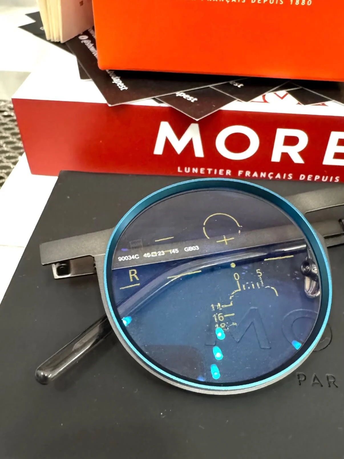 Jobbn&aacute;l-jobb Morel kereteket v&aacute;lasztottatok mostan&aacute;ban, &eacute;n meg le vagyok maradva az elk&eacute;sz&uuml;lt szem&uuml;vegel mutogat&aacute;s&aacute;val🫣

Lapozgass&aacute;tok v&eacute;gig, van itt minden: sz&iacute;nes, let