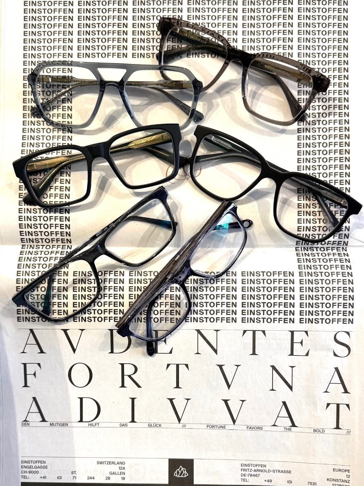 A sok sz&iacute;nes keret ut&aacute;n landolt a boltban egy adag mark&aacute;ns fekete / s&ouml;t&eacute;t Einstoffen is.

Kedvencem a #discotiger ⚡️ lapozz, hogy megn&eacute;zd hogy mutat Tibin!
#einstoffen #egyenlől&aacute;t&aacute;sm&oacute;d #f&u