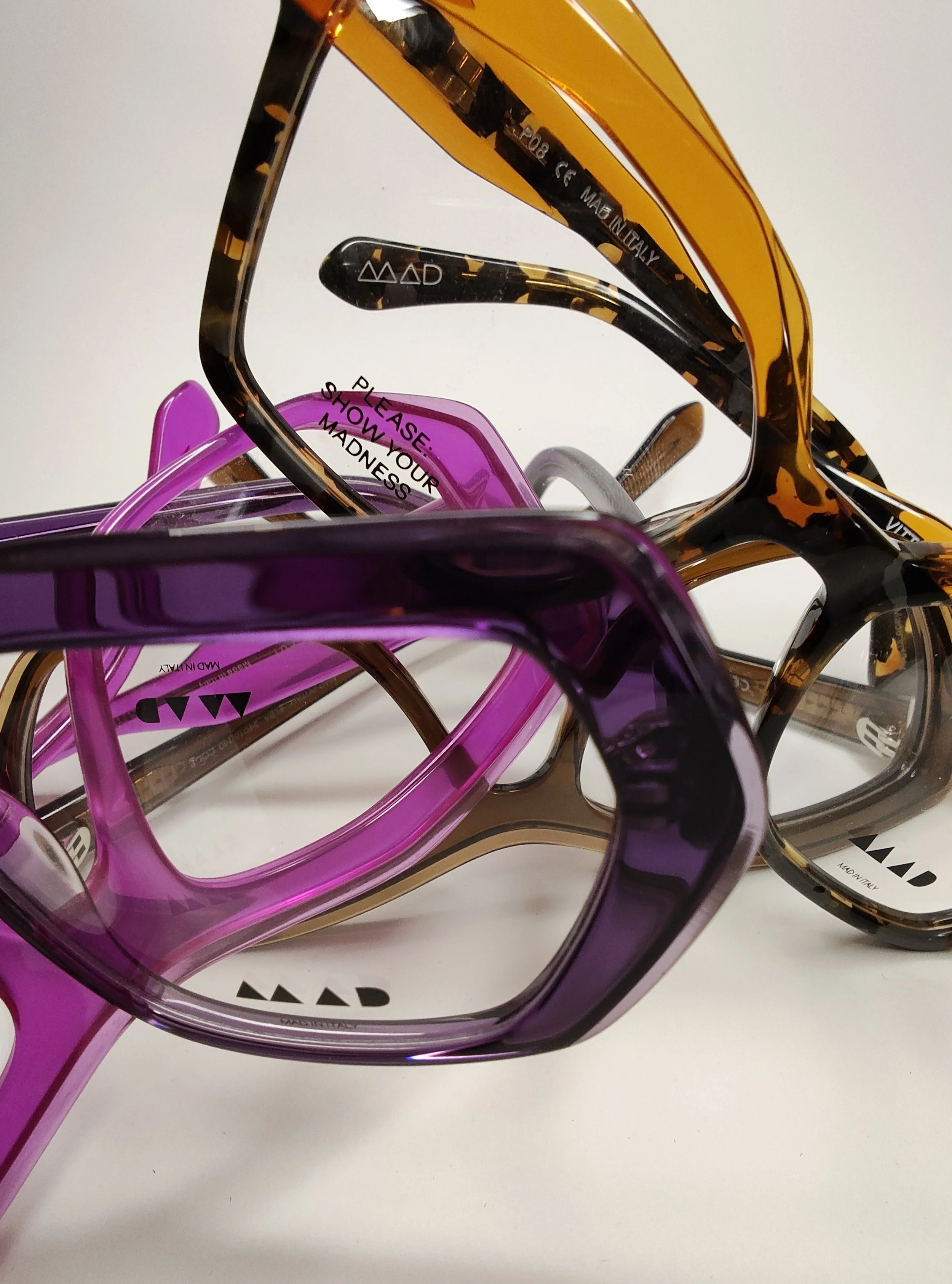 Mad in Italy szemüvegkeretek minden mennyiségben :) A feltűnő acetát kereteik mellett készleten tartunk több extrém fém és titánium modellt is. A Mad in Italy márkát elsőként nálunk találod meg Budapesten.