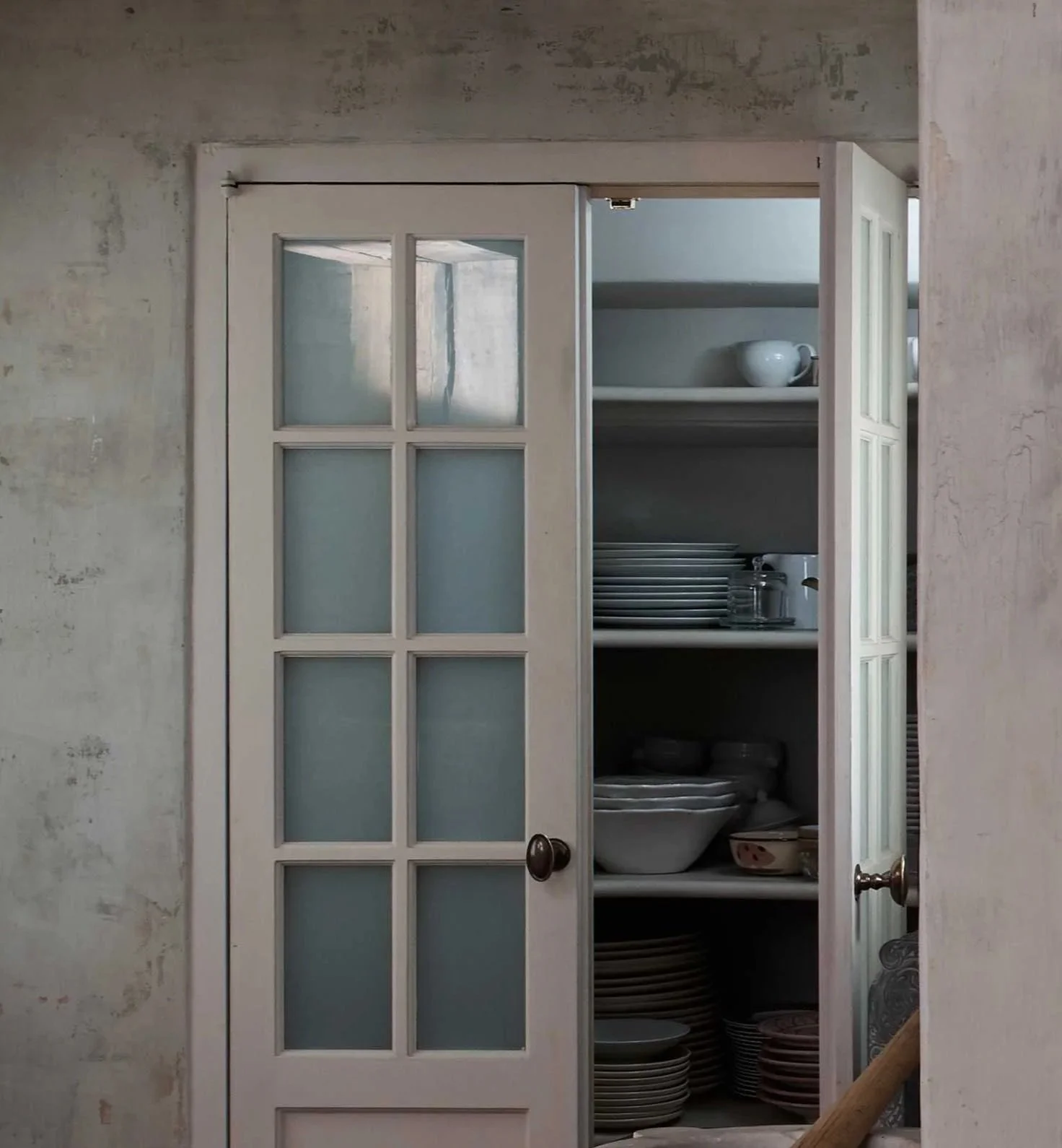 Curved cupboard for plates