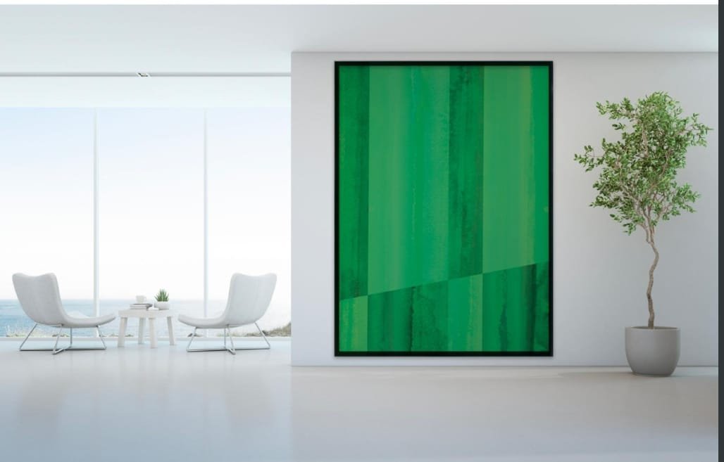 Intérieur moderne avec deux fauteuils blancs, petite table, grande fenêtre avec vue sur la mer, tableau artistique vert et une plante verte en pot.