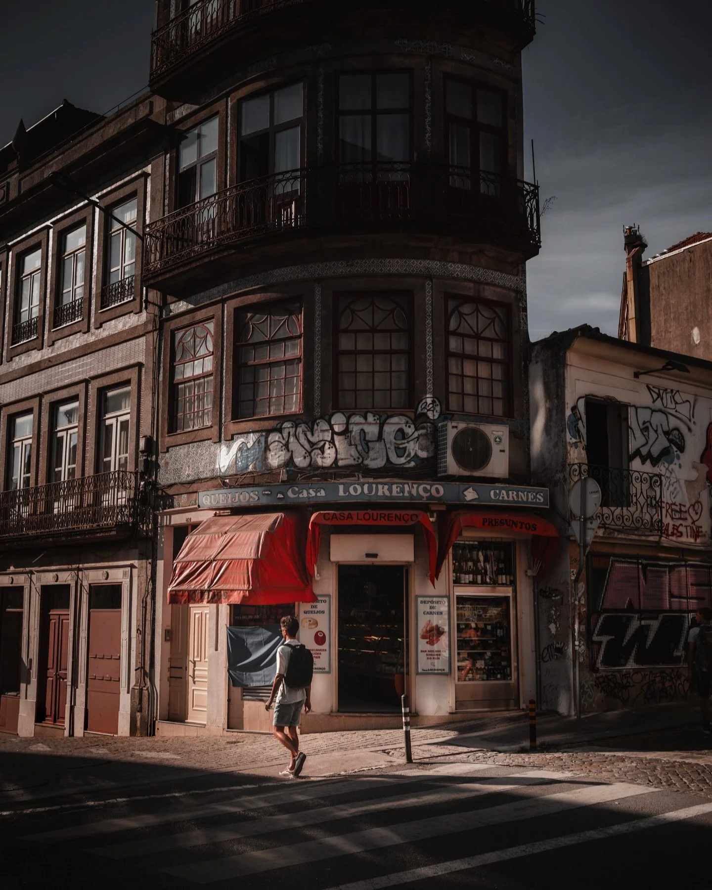 Porto - chilled street scene 
&mdash;&mdash;&mdash;&mdash;&mdash;&mdash;&mdash;&mdash;&mdash;&mdash;&mdash;&mdash;&mdash;&mdash;&mdash;&mdash;&mdash;&mdash;&mdash;&mdash;
#portugal #porto #portostreets 
#street #streetphotography 
#travel #leica #lei