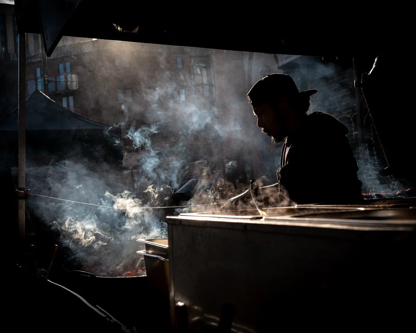 London - Petticoat Lane 
&mdash;&mdash;&mdash;&mdash;&mdash;&mdash;&mdash;&mdash;&mdash;&mdash;&mdash;&mdash;&mdash;&mdash;&mdash;&mdash;&mdash;&mdash;&mdash;
#backlitphotography 
#streetphotography 
#rsa_streetview_ 
#petticoatlane 
#daretoshoot