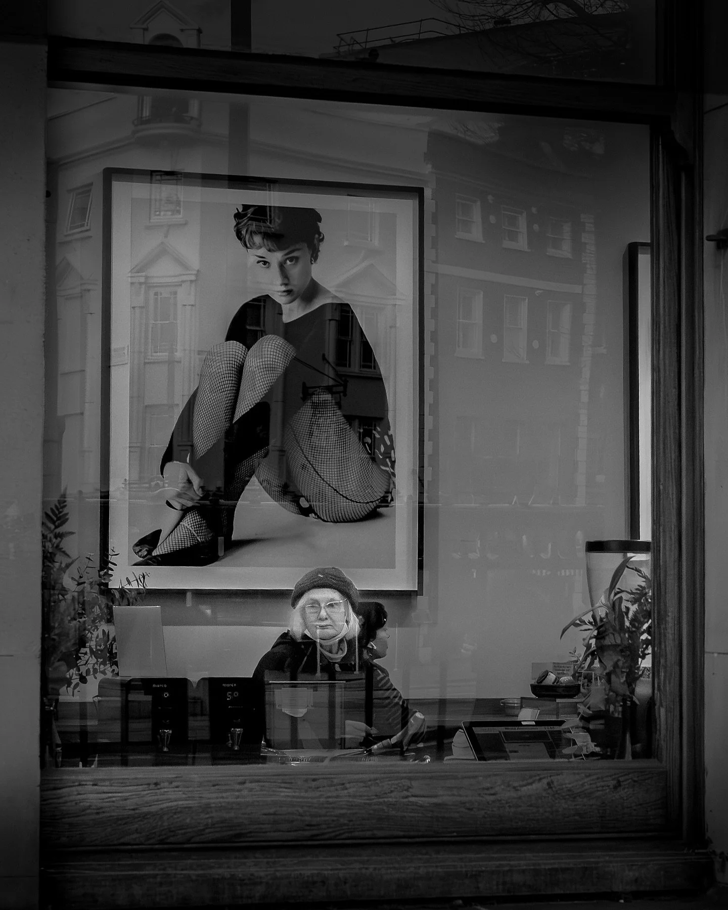 London - National Portrait Gallery. 
&mdash;&mdash;&mdash;&mdash;&mdash;&mdash;&mdash;&mdash;&mdash;&mdash;&mdash;&mdash;&mdash;&mdash;&mdash;&mdash;&mdash;&mdash;&mdash;&mdash;&mdash;&mdash;&mdash;-
#framebyframe 
#blackandwhitestreetphotography 
#i