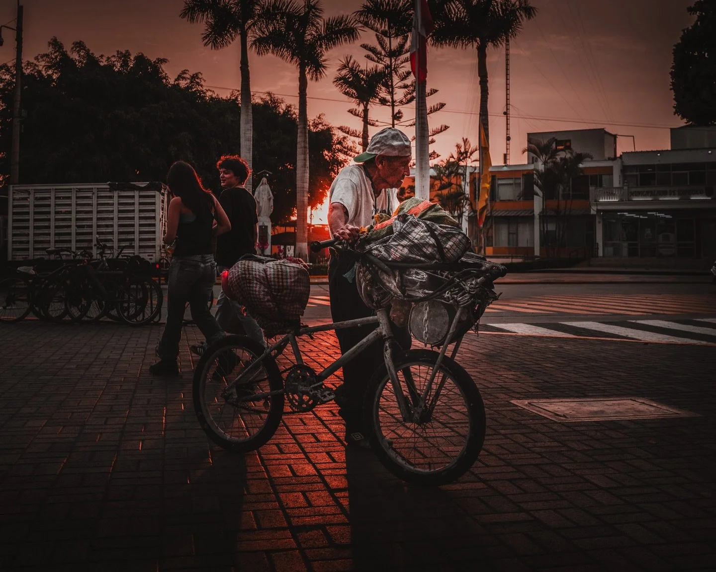 Barranco - contrasts of life 
&mdash;&mdash;&mdash;&mdash;&mdash;&mdash;&mdash;&mdash;&mdash;&mdash;&mdash;&mdash;&mdash;&mdash;&mdash;&mdash;&mdash;&mdash;&mdash;&mdash;&mdash;&mdash;&mdash;&mdash;
#sunset #contrast #lifepassesby #backlit #leicaq3