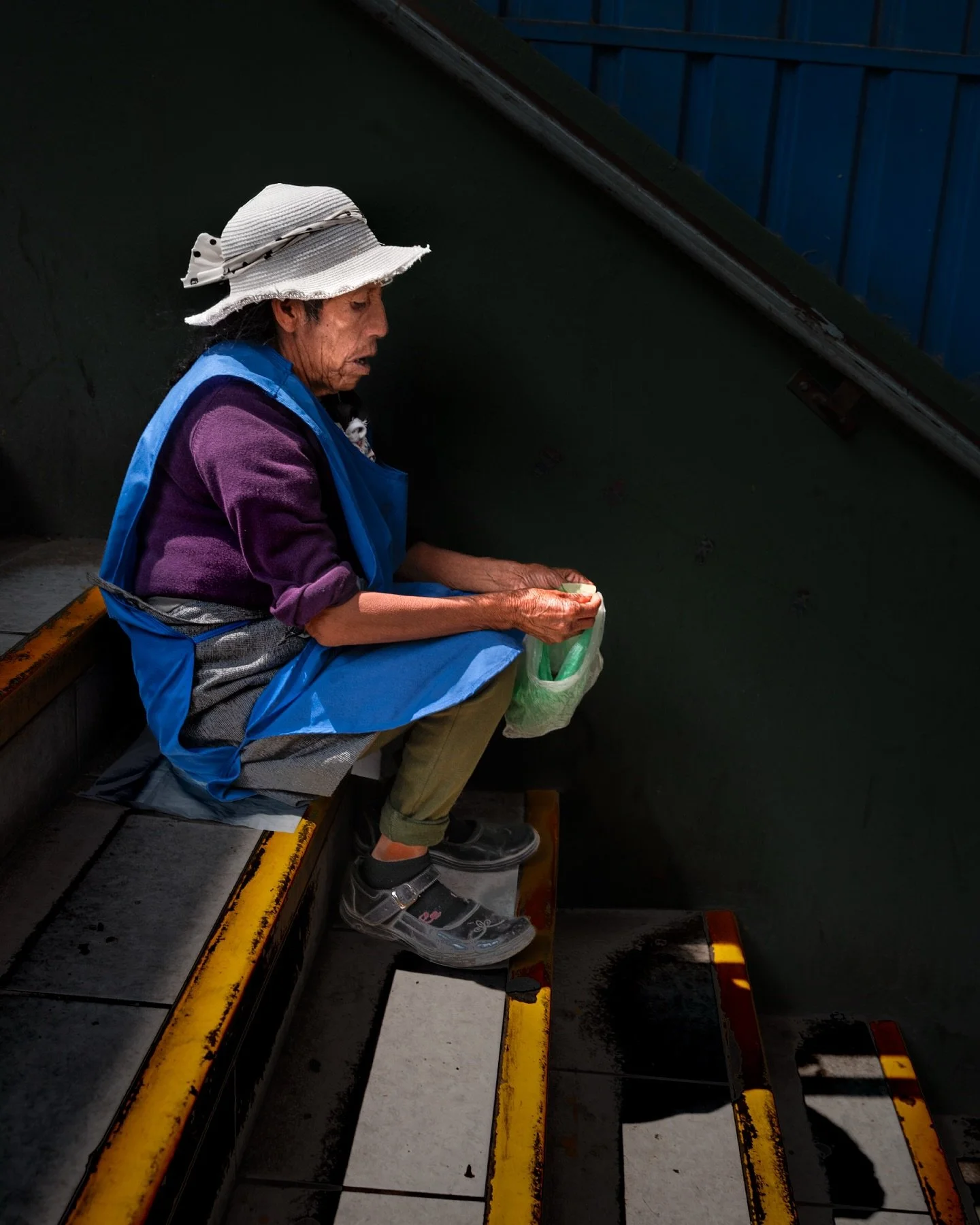 Arequipa - down time 
&mdash;&mdash;&mdash;&mdash;&mdash;&mdash;&mdash;&mdash;&mdash;&mdash;&mdash;&mdash;&mdash;&mdash;&mdash;&mdash;&mdash;&mdash;&mdash;&mdash;&mdash;
#streetphotographyperu #streetphotography #takingabreakfromwork #fullcolour #sta