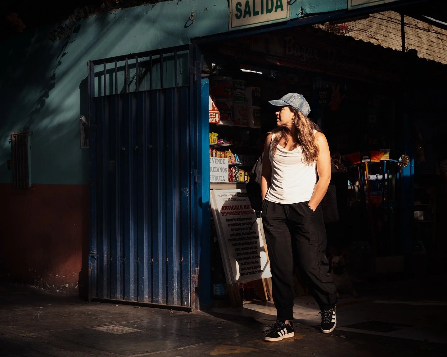 Lima, light and shadows 
&mdash;&mdash;&mdash;&mdash;&mdash;&mdash;&mdash;&mdash;&mdash;&mdash;&mdash;&mdash;&mdash;&mdash;&mdash;&mdash;&mdash;&mdash;&mdash;&mdash;&mdash;&mdash;&mdash;-
#streetphotographyperu #lightandshadow #rsastreetview #barranc