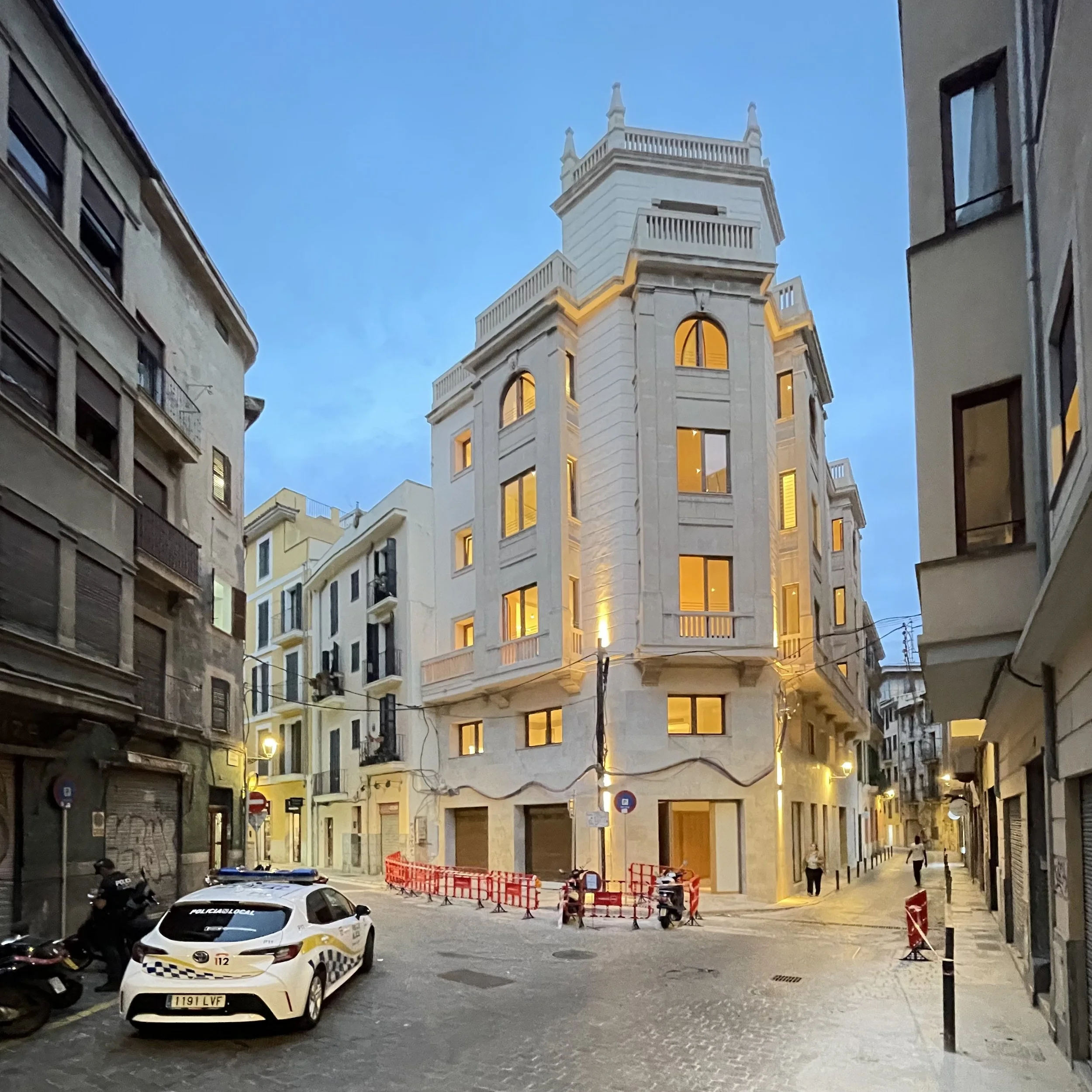 SPTB-FACHADA PRINCIPAL DE NOCHE_architektmallorca-mallorcaarchitekt-consultingmallorca-immobilienmallorca-finca-fincamallorca-ferienhausmallorca-mallorcavilla-hausmallorca-projektmanagementmallorca-baumallorca.jpg
