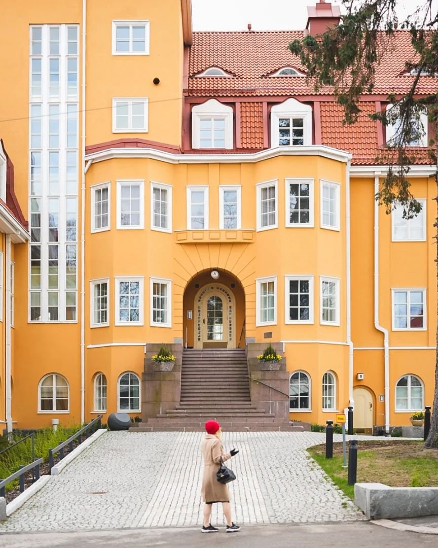 Well yellow there my friends! 📸🌟

Pictured here is the old jugendstil building, Munkkiniemi Pension (Munkkiniemen pensionaatti), which is one of my favorites in Munkkiniemi area. The building was designed by renowned Finnish architect Eliel Saarine