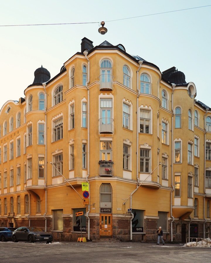 Moments from art noveau gem district of Katajanokka ✨

Did you know that Helsinki has 600 art noveau or jugendstil buildings? Katajanokka district is one of the best examples of this architecture! 📸

#helsinkistreets #asmr #soundsofhelsinki
